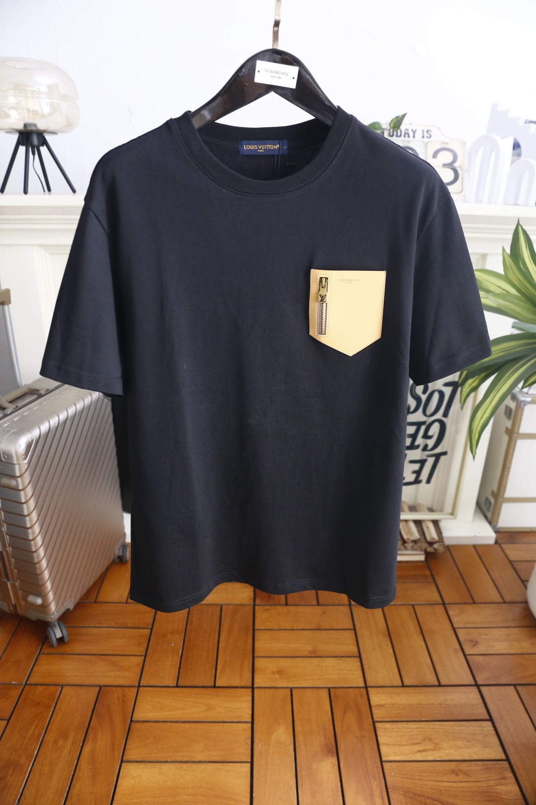 🔥路易威*/LV.26夏季新品！时尚男士百搭短袖👍经典圆领短袖基础版型，左胸搭配撞色三角贴袋，袋身配有金