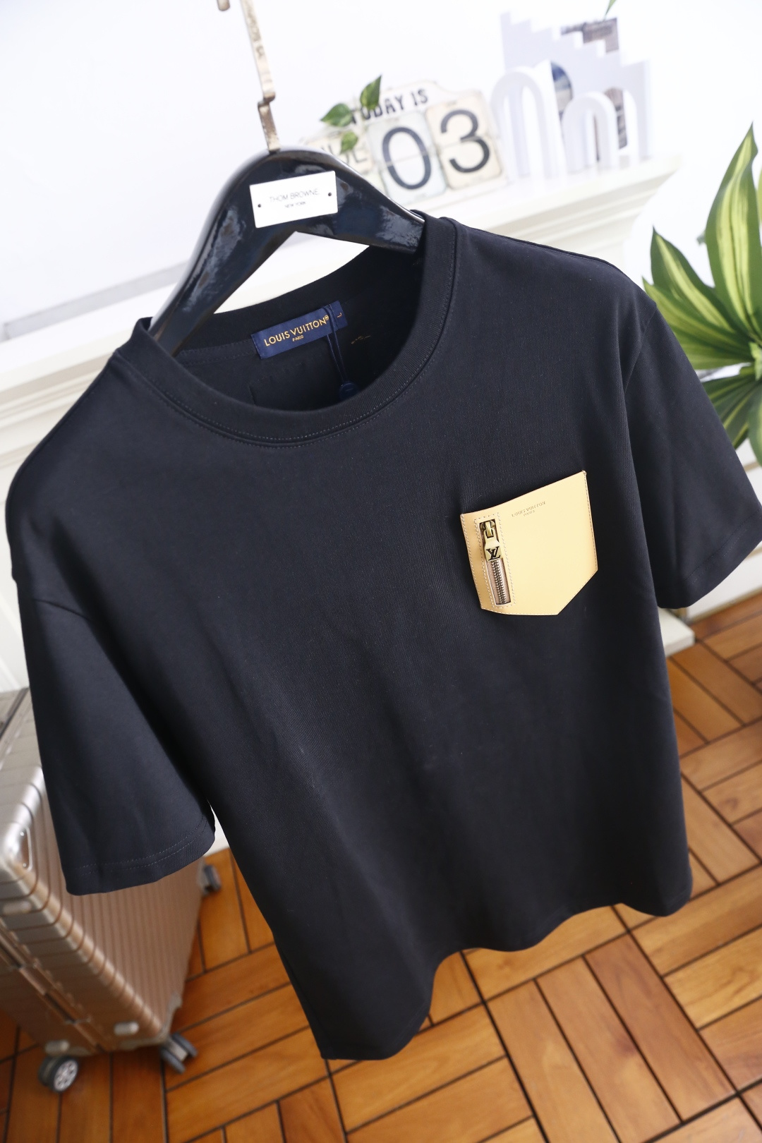 🔥路易威*/LV.26夏季新品！时尚男士百搭短袖👍经典圆领短袖基础版型，左胸搭配撞色三角贴袋，袋身配有金
