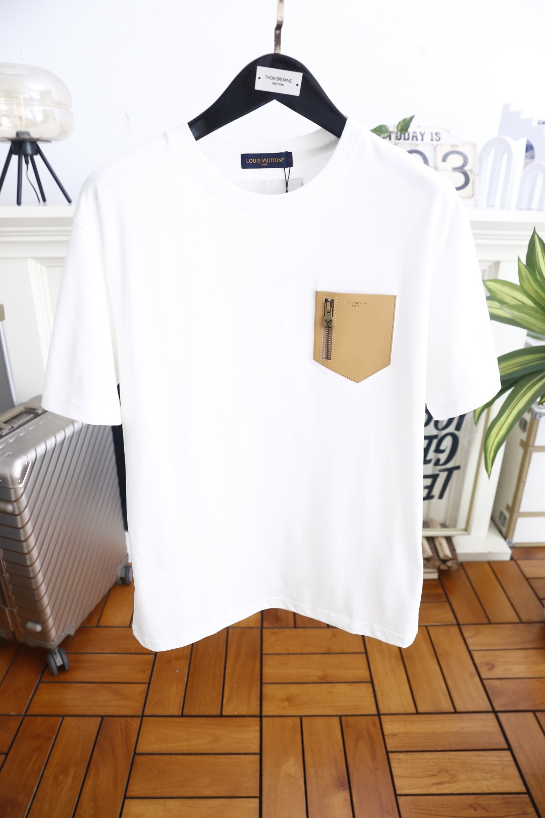 🔥路易威*/LV.26夏季新品！时尚男士百搭短袖👍经典圆领短袖基础版型，左胸搭配撞色三角贴袋，袋身配有金