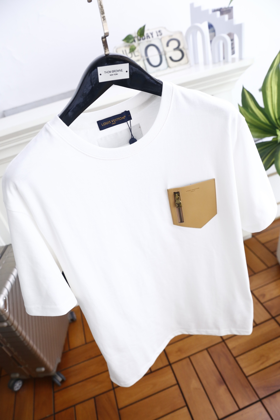 🔥路易威*/LV.26夏季新品！时尚男士百搭短袖👍经典圆领短袖基础版型，左胸搭配撞色三角贴袋，袋身配有金