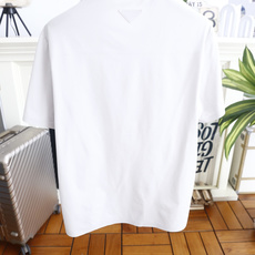 🔥普拉达.26夏季新品!时尚男士百搭短袖👍基础圆领短袖T恤,合身宽松剪裁不挑身形,领口做平整罗纹收口不易 🔥普拉达.26夏季新品!时尚男士百搭短袖👍基础圆领短袖T恤,合身宽松剪裁不挑身形,领口做平整罗纹收口不易