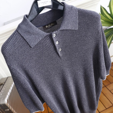 🔥Loro piana.26夏季新品!时尚男士百搭翻领针织短袖Polo,门襟搭配三颗圆扣简约利落,袖口点 🔥Loro piana.26夏季新品!时尚男士百搭翻领针织短袖Polo,门襟搭配三颗圆扣简约利落,袖口点