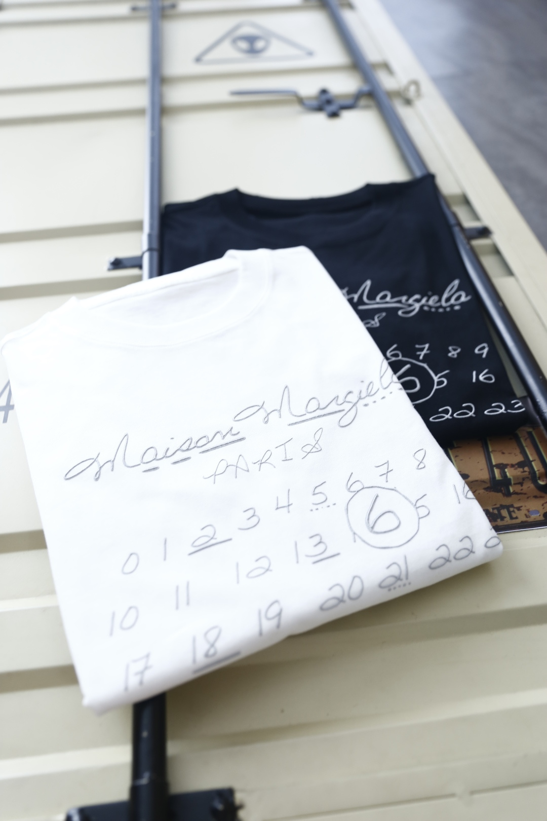 🔥马丁马吉拉.26夏季新品！时尚男士百搭短袖👍经典圆领短袖版型，领口做贴合剪裁不易变形，衣身正面印有手写