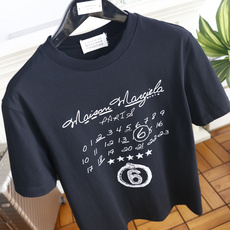 🔥马丁马吉拉.26夏季新品!时尚男士百搭短袖👍经典圆领短袖版型,领口做贴合剪裁不易变形,衣身正面印有手写 🔥马丁马吉拉.26夏季新品!时尚男士百搭短袖👍经典圆领短袖版型,领口做贴合剪裁不易变形,衣身正面印有手写