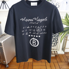 🔥马丁马吉拉.26夏季新品!时尚男士百搭短袖👍经典圆领短袖版型,领口做贴合剪裁不易变形,衣身正面印有手写 🔥马丁马吉拉.26夏季新品!时尚男士百搭短袖👍经典圆领短袖版型,领口做贴合剪裁不易变形,衣身正面印有手写