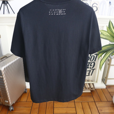 🔥马丁马吉拉.26夏季新品!时尚男士百搭短袖👍经典圆领短袖版型,领口做贴合剪裁不易变形,衣身正面印有手写 🔥马丁马吉拉.26夏季新品!时尚男士百搭短袖👍经典圆领短袖版型,领口做贴合剪裁不易变形,衣身正面印有手写
