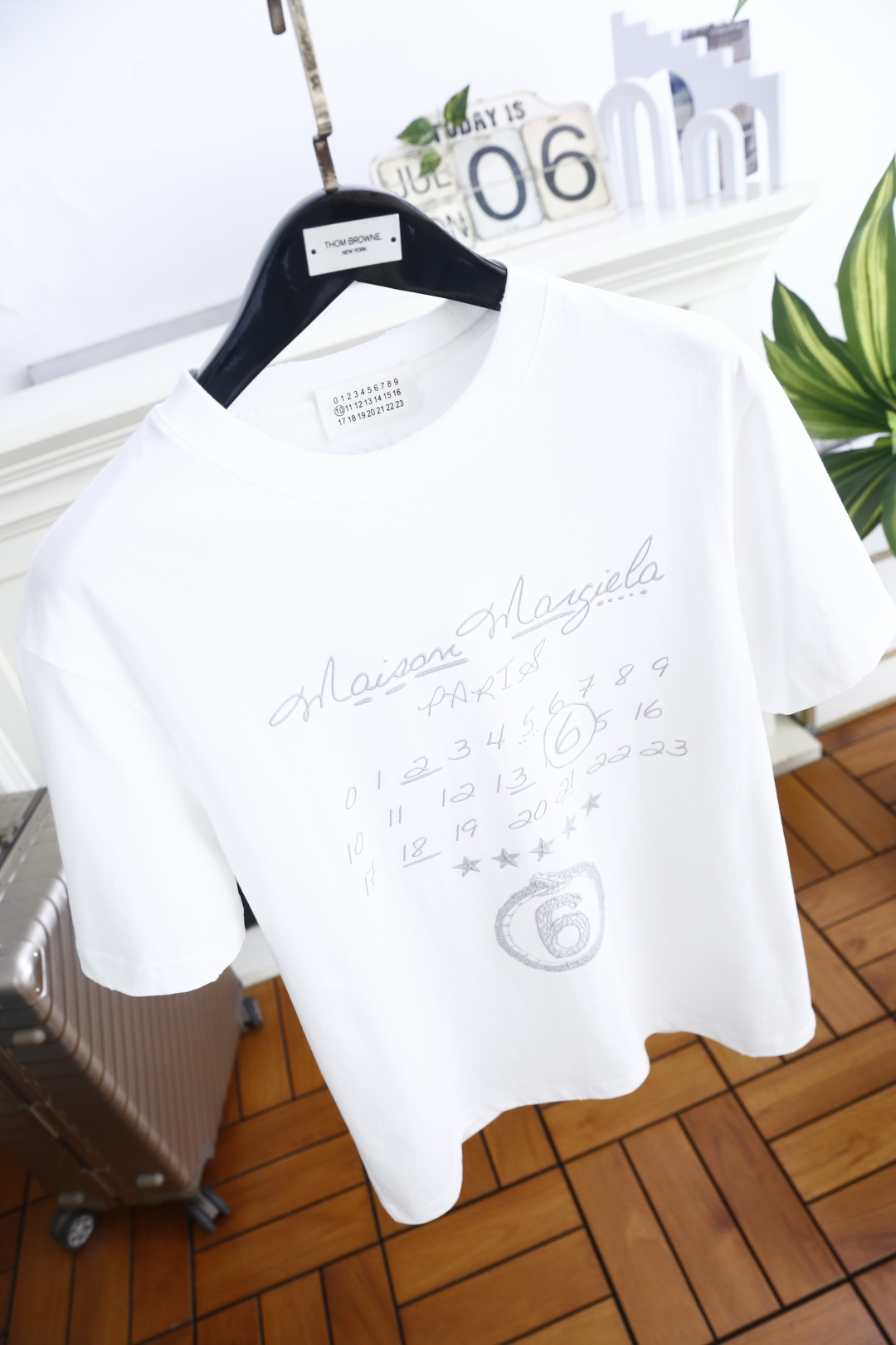 🔥马丁马吉拉.26夏季新品！时尚男士百搭短袖👍经典圆领短袖版型，领口做贴合剪裁不易变形，衣身正面印有手写