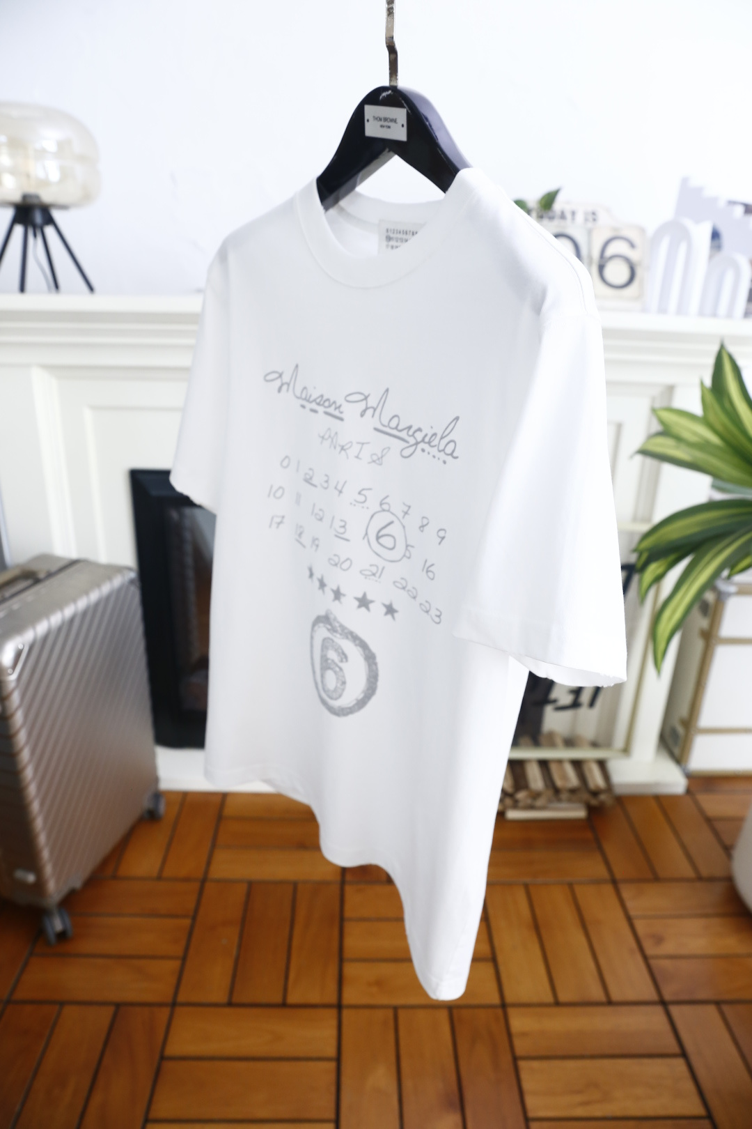 🔥马丁马吉拉.26夏季新品！时尚男士百搭短袖👍经典圆领短袖版型，领口做贴合剪裁不易变形，衣身正面印有手写