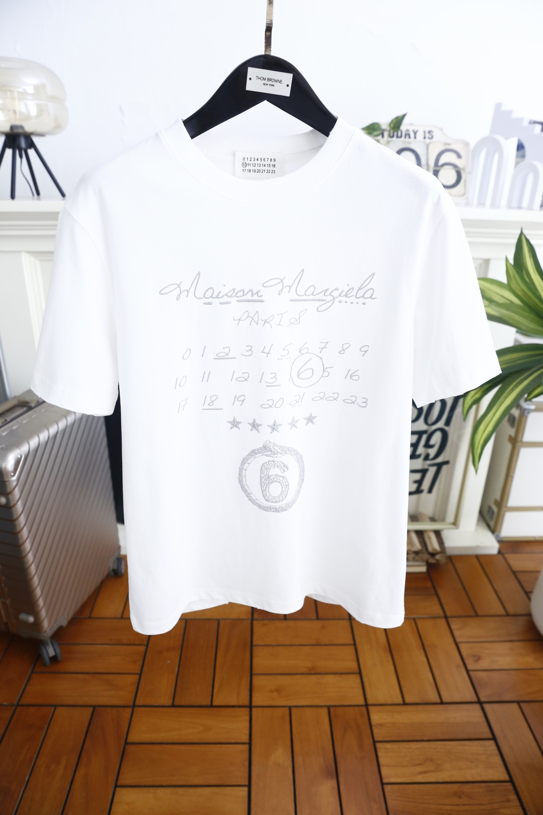 🔥马丁马吉拉.26夏季新品！时尚男士百搭短袖👍经典圆领短袖版型，领口做贴合剪裁不易变形，衣身正面印有手写
