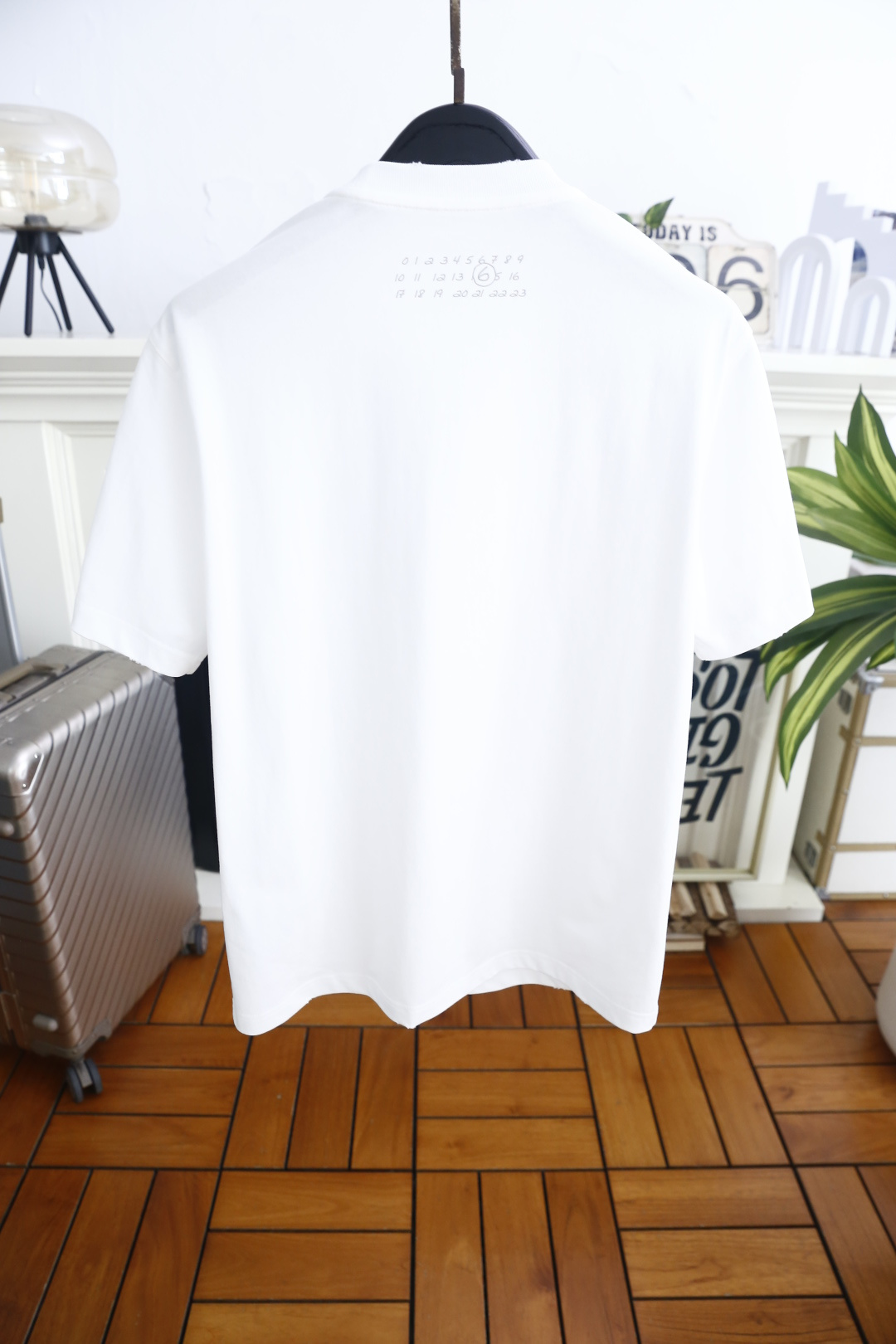 🔥马丁马吉拉.26夏季新品！时尚男士百搭短袖👍经典圆领短袖版型，领口做贴合剪裁不易变形，衣身正面印有手写