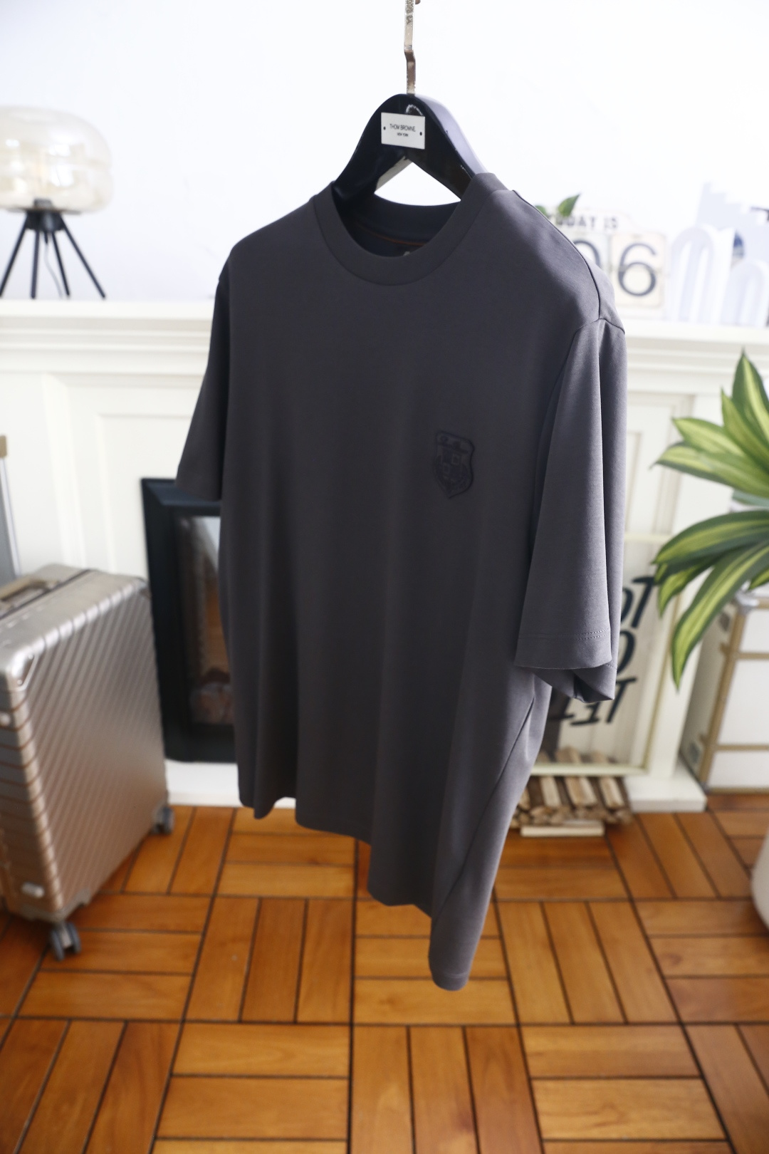 🔥Loro piana.26夏季新品！时尚男士百搭短袖👍经典基础圆领短袖，领口做规整包边处理，袖口剪裁利