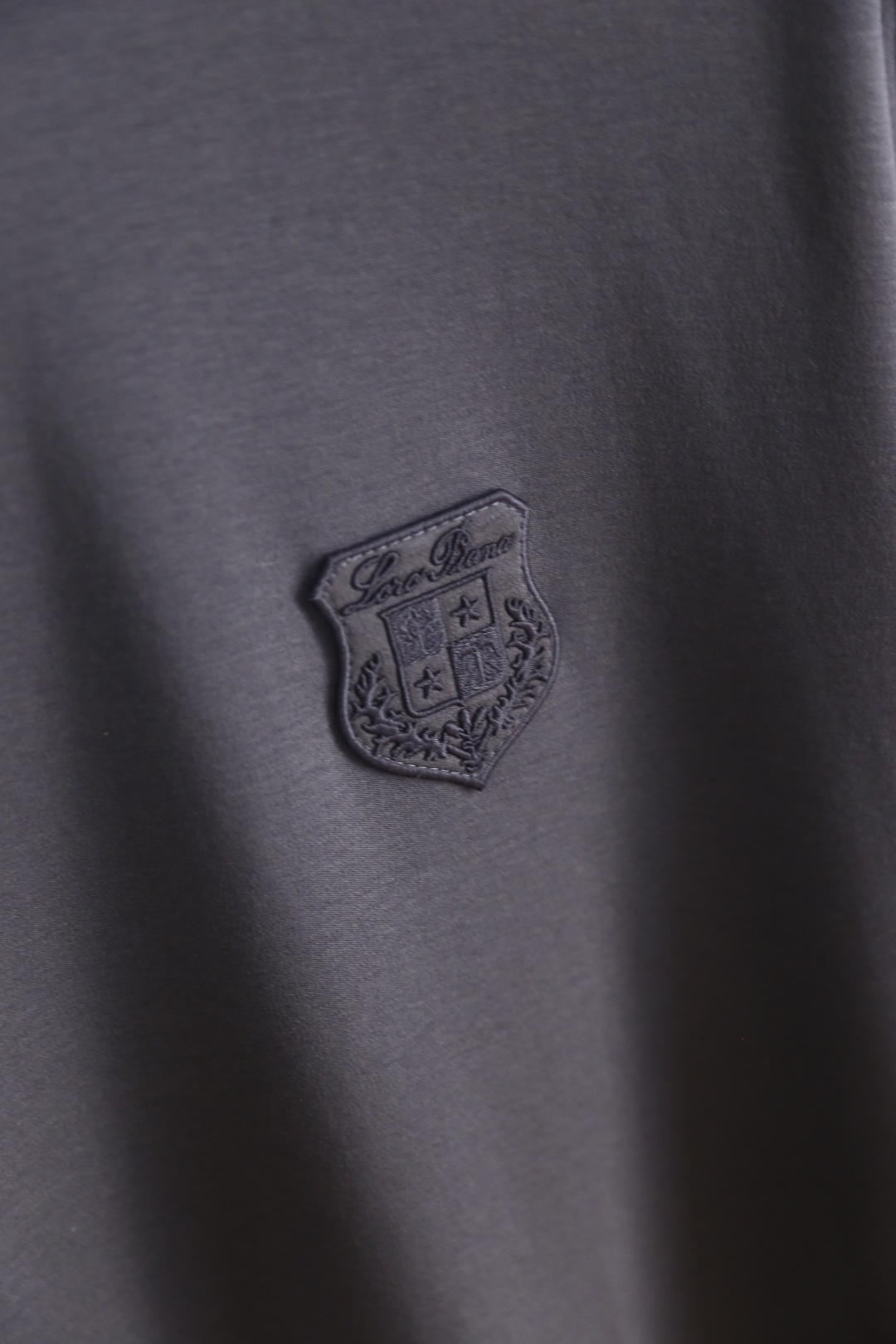 🔥Loro piana.26夏季新品！时尚男士百搭短袖👍经典基础圆领短袖，领口做规整包边处理，袖口剪裁利