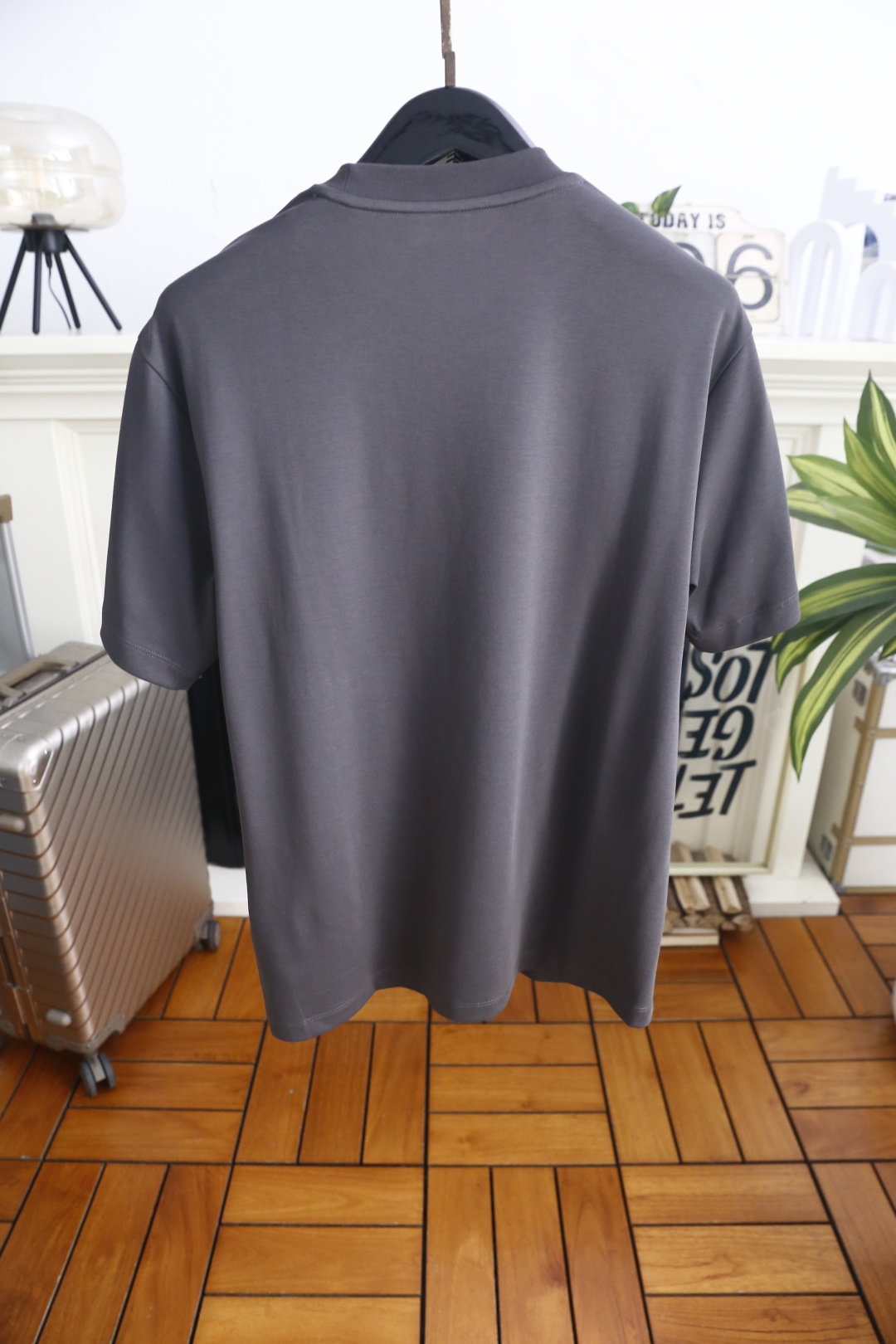 🔥Loro piana.26夏季新品！时尚男士百搭短袖👍经典基础圆领短袖，领口做规整包边处理，袖口剪裁利
