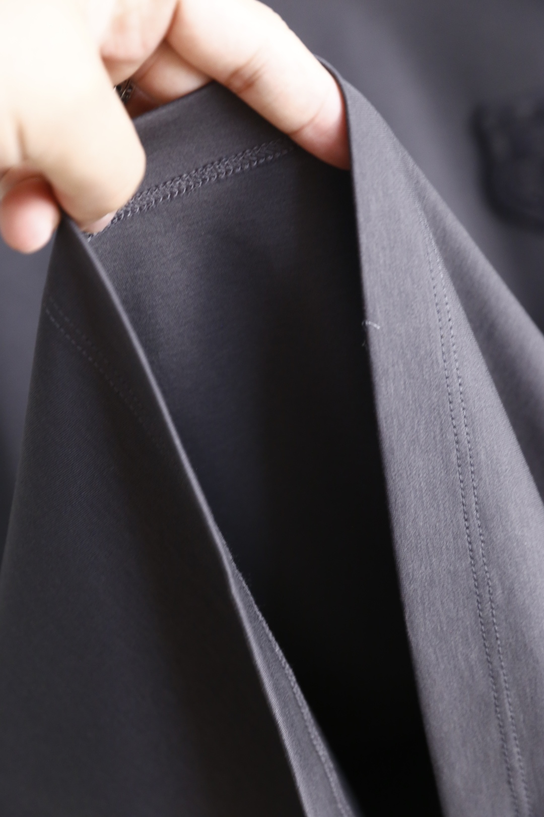 🔥Loro piana.26夏季新品！时尚男士百搭短袖👍经典基础圆领短袖，领口做规整包边处理，袖口剪裁利