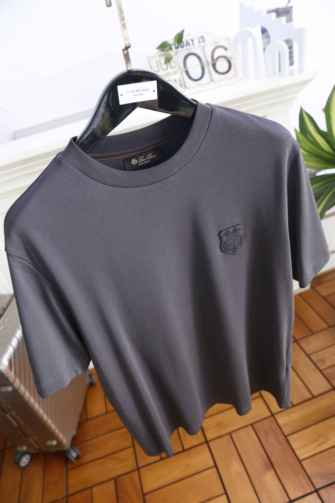 🔥Loro piana.26夏季新品！时尚男士百搭短袖👍经典基础圆领短袖，领口做规整包边处理，袖口剪裁利