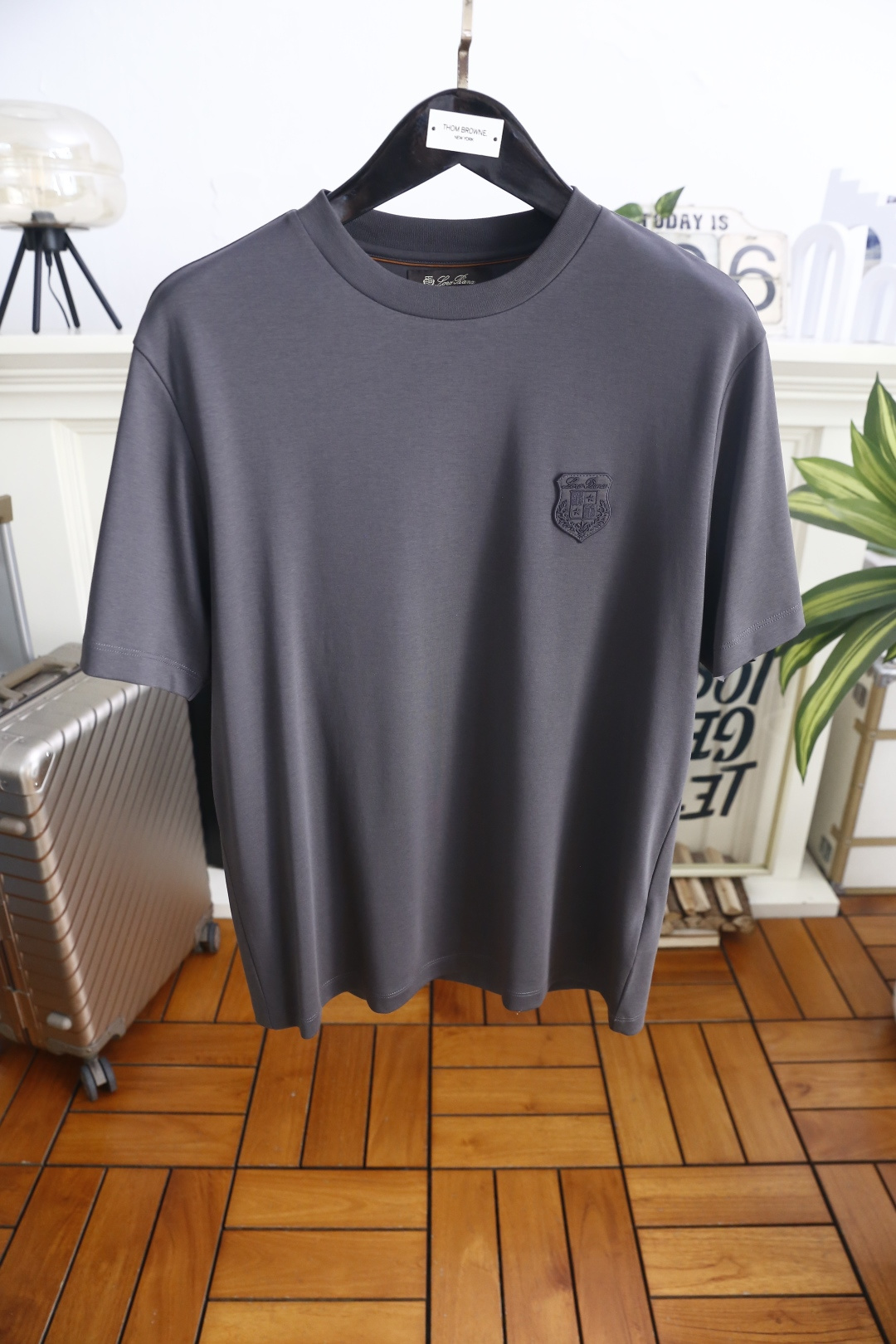 🔥Loro piana.26夏季新品！时尚男士百搭短袖👍经典基础圆领短袖，领口做规整包边处理，袖口剪裁利