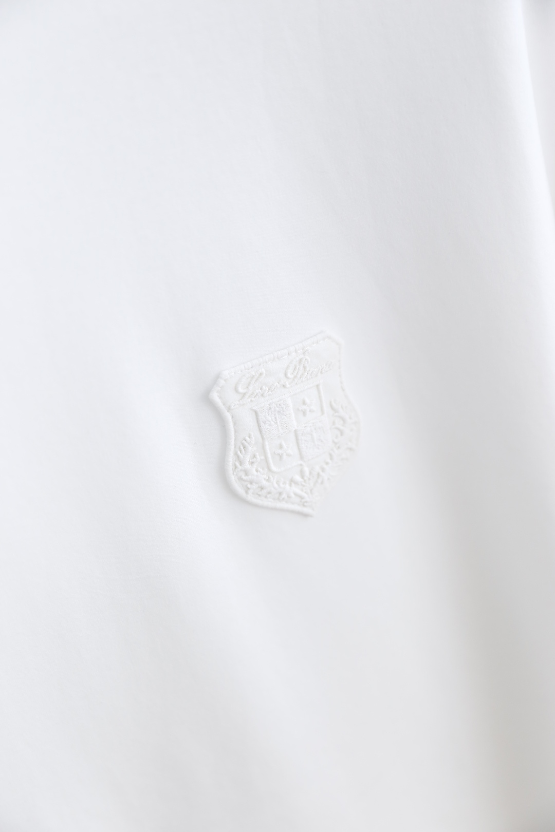 🔥Loro piana.26夏季新品！时尚男士百搭短袖👍经典基础圆领短袖，领口做规整包边处理，袖口剪裁利