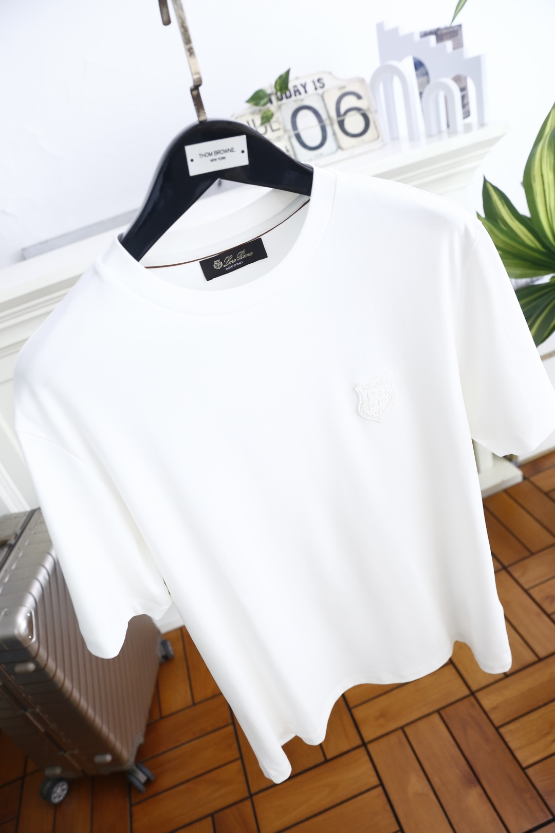 🔥Loro piana.26夏季新品！时尚男士百搭短袖👍经典基础圆领短袖，领口做规整包边处理，袖口剪裁利