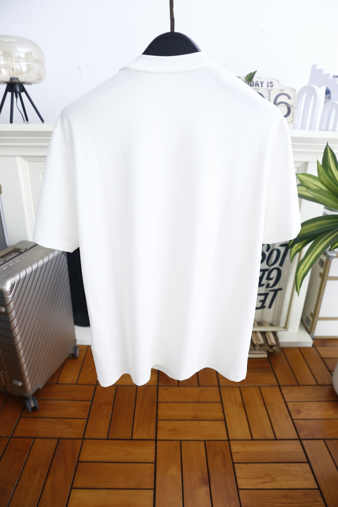 🔥Loro piana.26夏季新品！时尚男士百搭短袖👍经典基础圆领短袖，领口做规整包边处理，袖口剪裁利