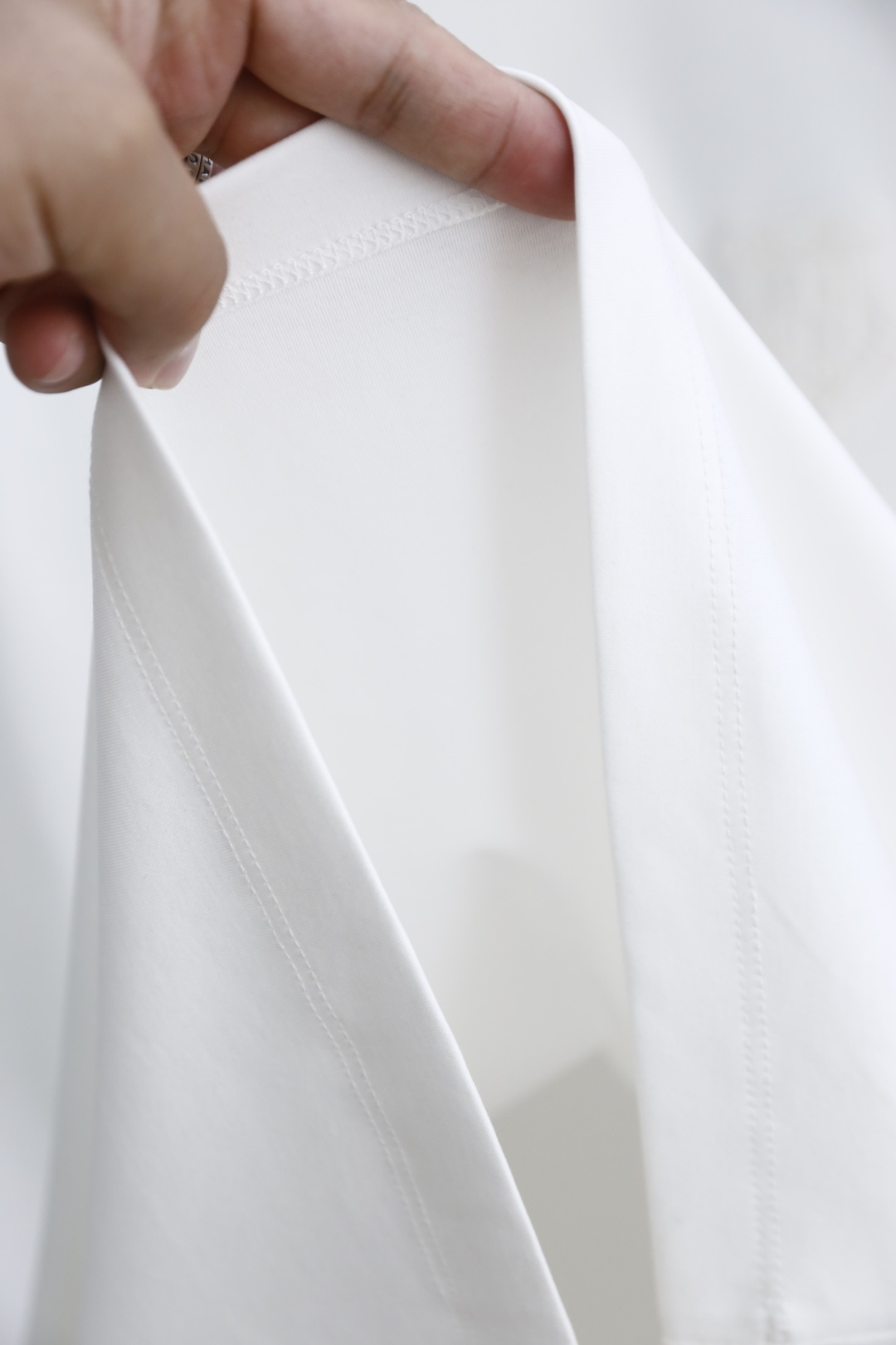 🔥Loro piana.26夏季新品！时尚男士百搭短袖👍经典基础圆领短袖，领口做规整包边处理，袖口剪裁利