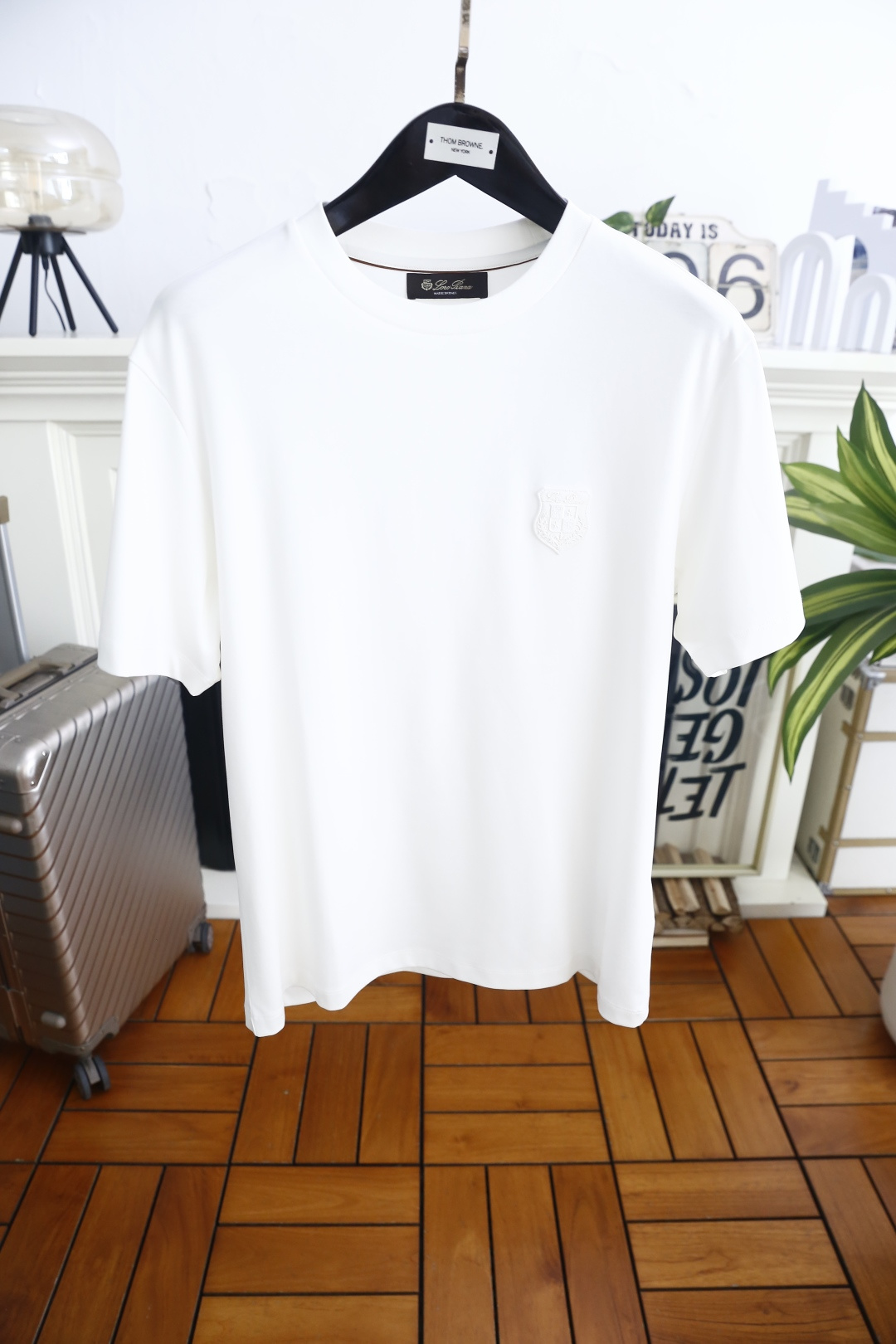 🔥Loro piana.26夏季新品！时尚男士百搭短袖👍经典基础圆领短袖，领口做规整包边处理，袖口剪裁利