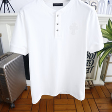 🔥克罗心.26夏季新品!时尚男士百搭短袖👍亨利领短袖版型,领口设置三颗金属纽扣形成小开襟设计,左胸处暗藏 🔥克罗心.26夏季新品!时尚男士百搭短袖👍亨利领短袖版型,领口设置三颗金属纽扣形成小开襟设计,左胸处暗藏