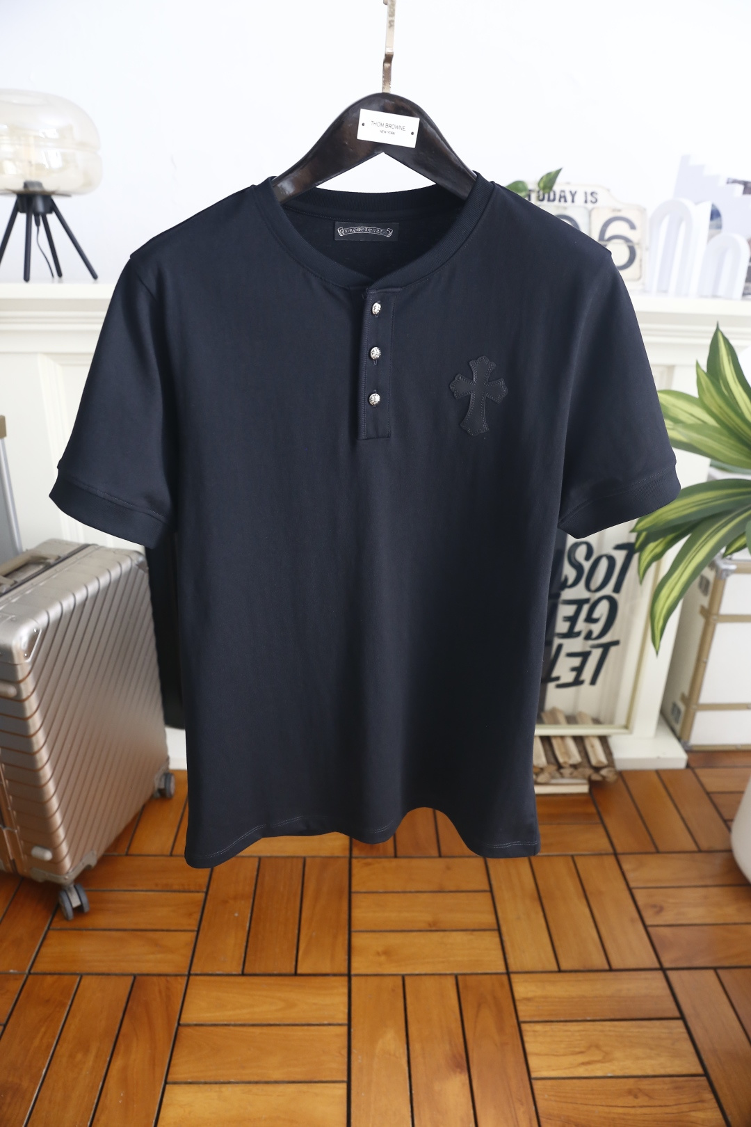 🔥克罗心.26夏季新品！时尚男士百搭短袖👍亨利领短袖版型，领口设置三颗金属纽扣形成小开襟设计，左胸处暗藏
