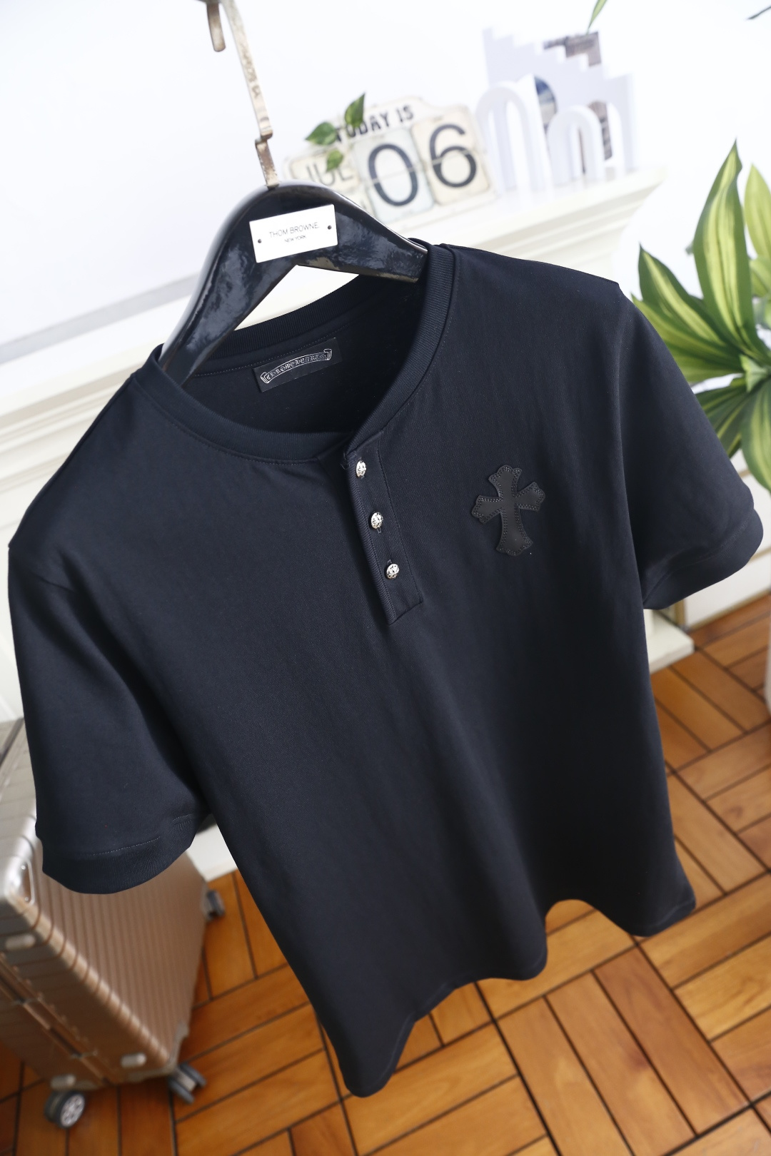 🔥克罗心.26夏季新品！时尚男士百搭短袖👍亨利领短袖版型，领口设置三颗金属纽扣形成小开襟设计，左胸处暗藏