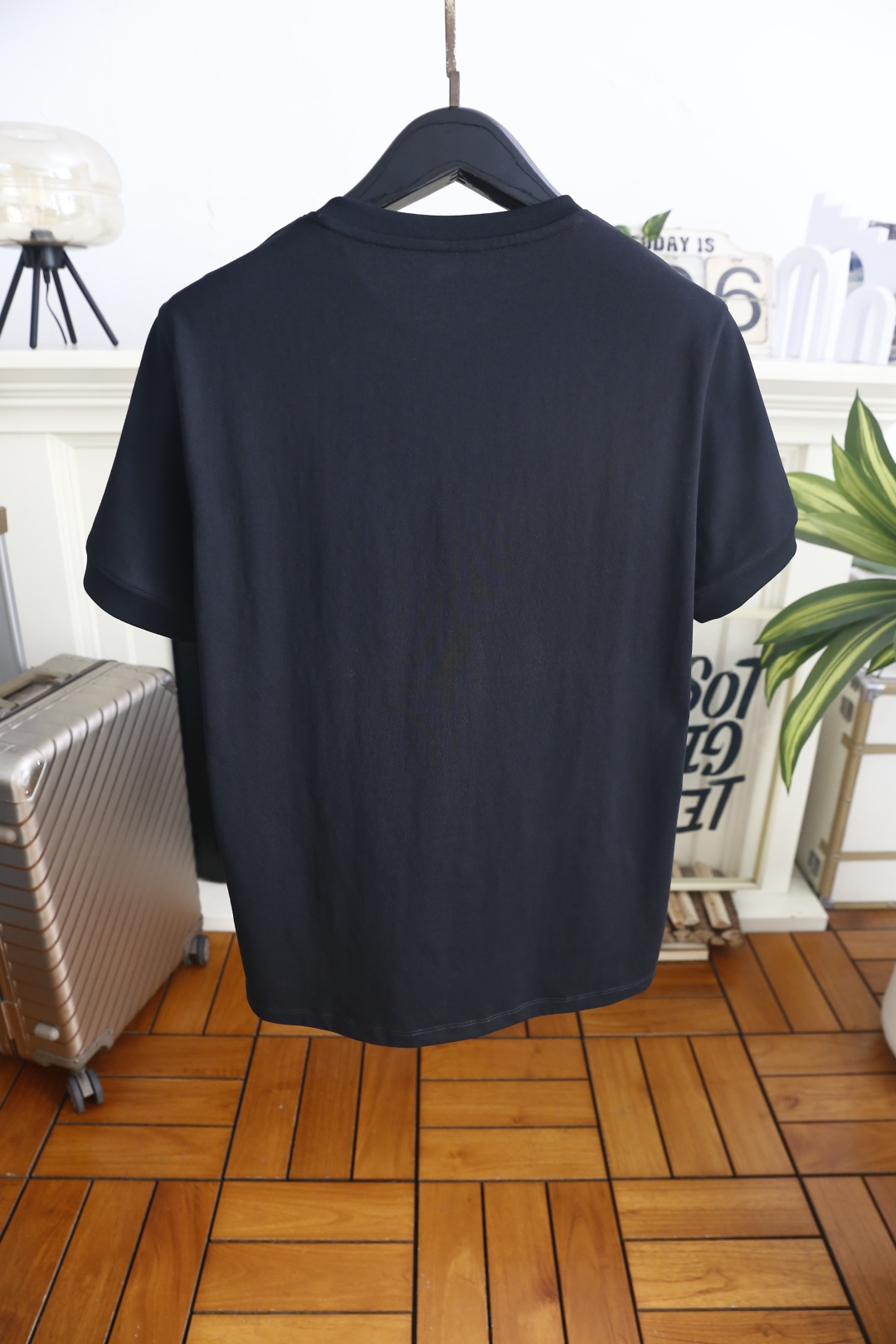🔥克罗心.26夏季新品！时尚男士百搭短袖👍亨利领短袖版型，领口设置三颗金属纽扣形成小开襟设计，左胸处暗藏