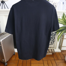 🔥蒙口.26夏季新品!时尚男士百搭短袖👍经典基础圆领短袖,领口做工规整不易变形,左胸点缀标志性圆形徽章贴 🔥蒙口.26夏季新品!时尚男士百搭短袖👍经典基础圆领短袖,领口做工规整不易变形,左胸点缀标志性圆形徽章贴