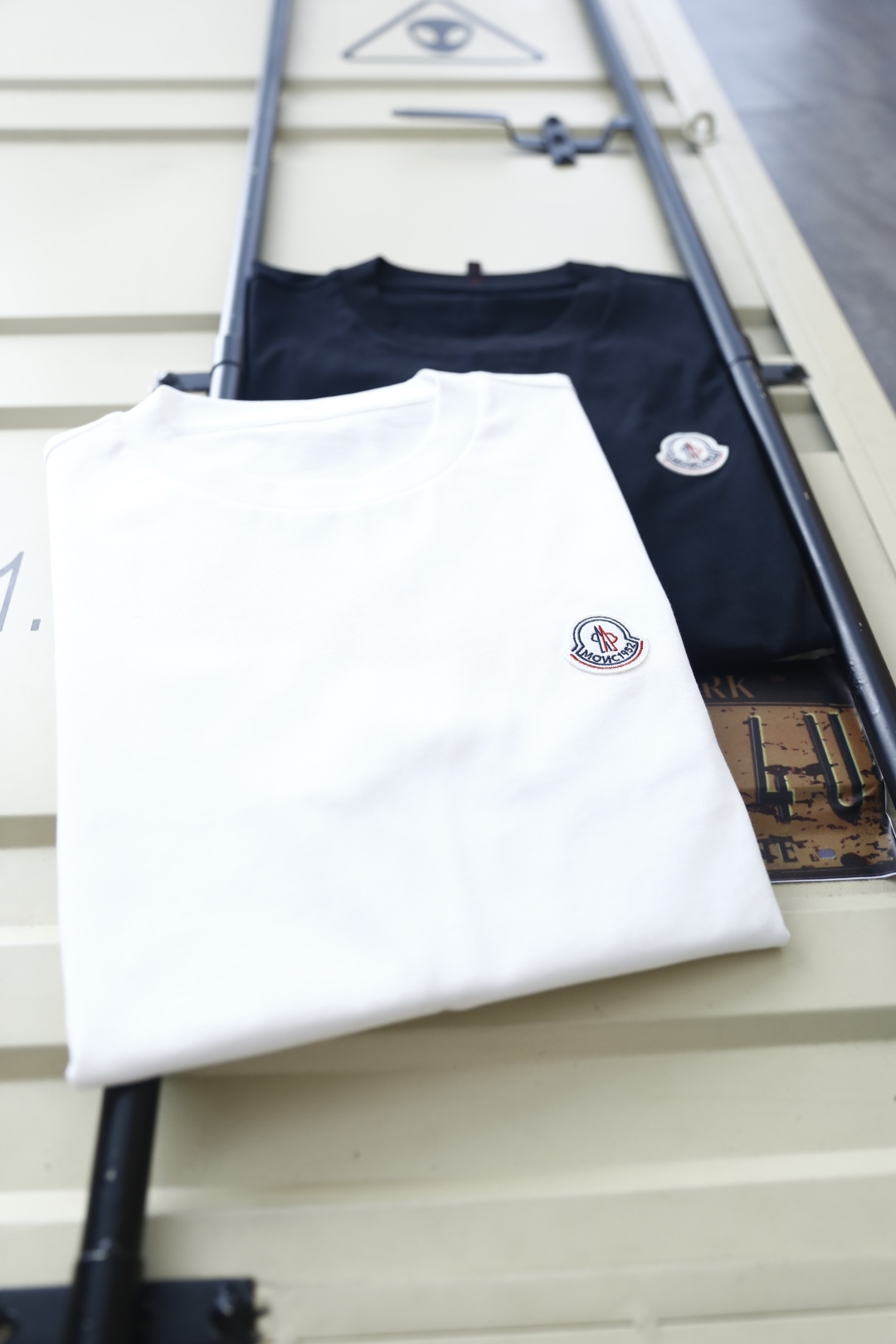 🔥蒙口.26夏季新品！时尚男士百搭短袖👍经典基础圆领短袖，领口做工规整不易变形，左胸点缀标志性圆形徽章贴