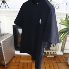 🔥蒙口.26夏季新品!时尚男士百搭短袖👍经典基础圆领短袖,领口做工规整不易变形,左胸点缀标志性圆形徽章贴 🔥蒙口.26夏季新品!时尚男士百搭短袖👍经典基础圆领短袖,领口做工规整不易变形,左胸点缀标志性圆形徽章贴