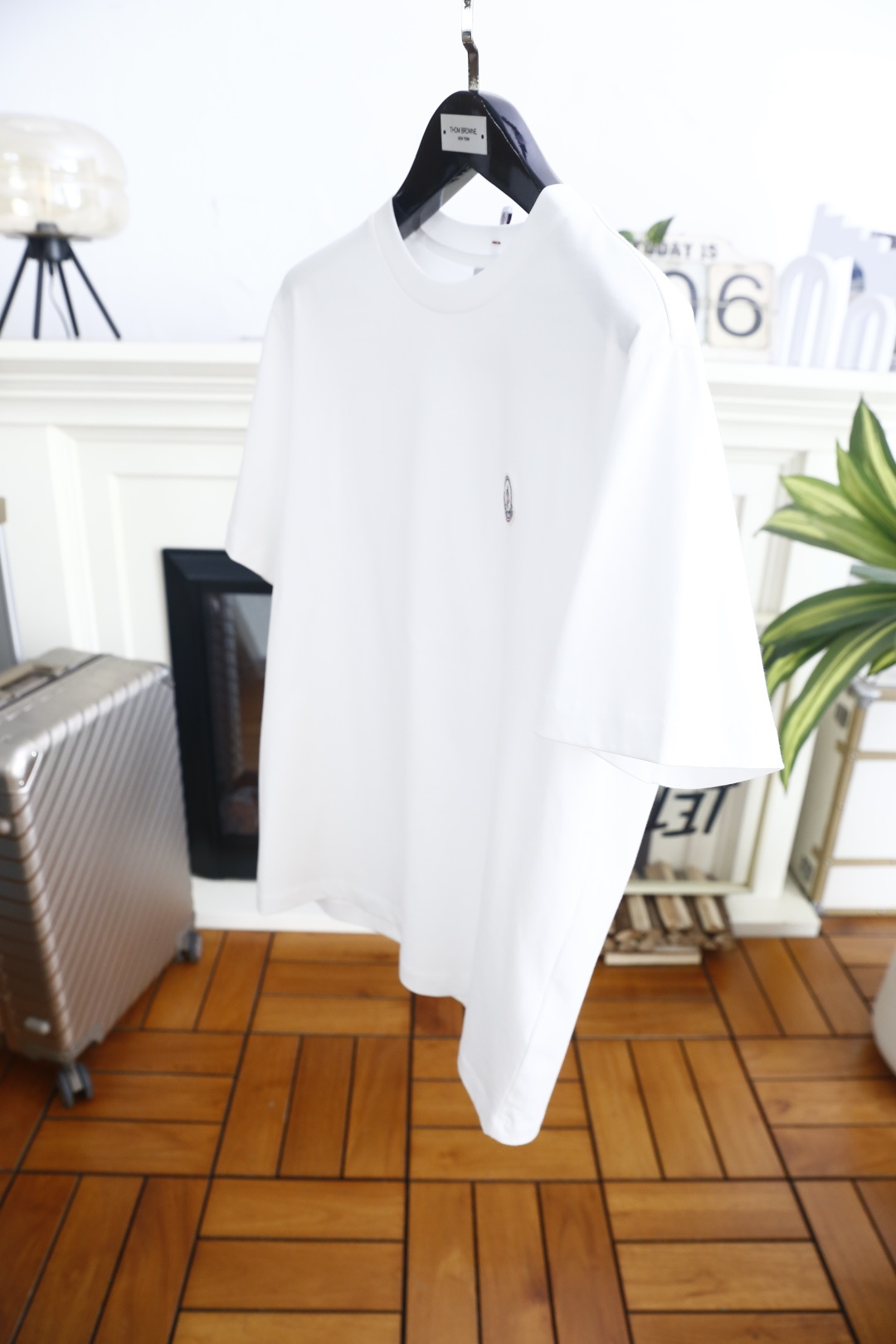 🔥蒙口.26夏季新品！时尚男士百搭短袖👍经典基础圆领短袖，领口做工规整不易变形，左胸点缀标志性圆形徽章贴