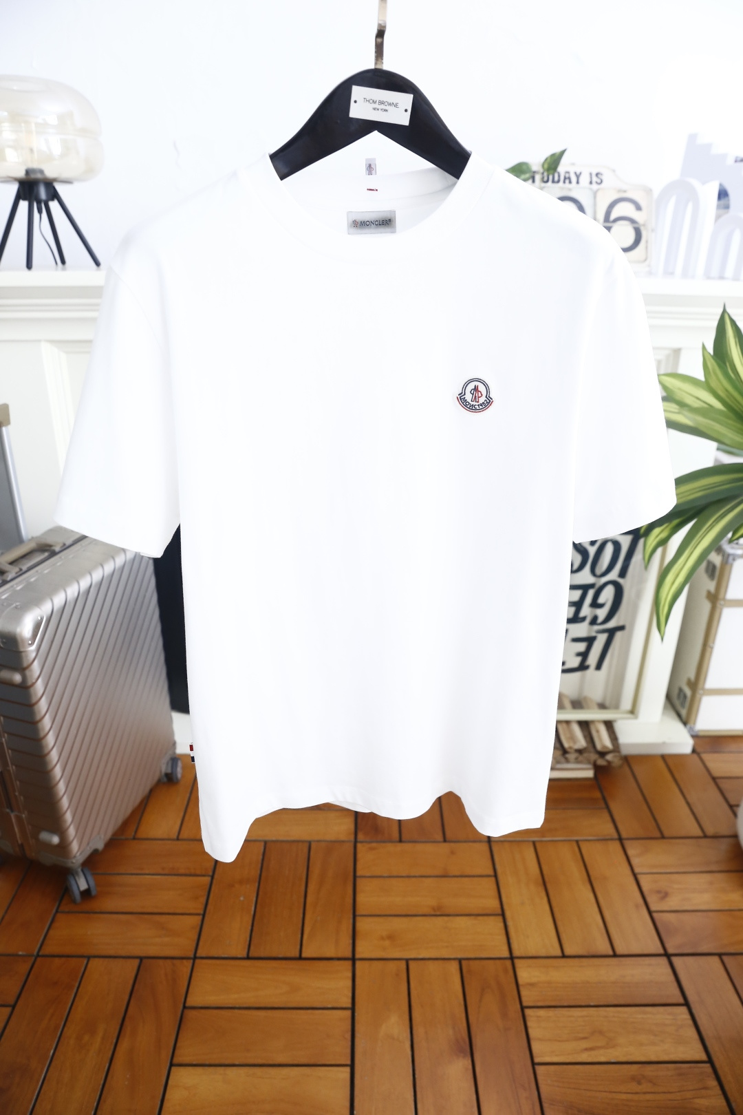 🔥蒙口.26夏季新品！时尚男士百搭短袖👍经典基础圆领短袖，领口做工规整不易变形，左胸点缀标志性圆形徽章贴
