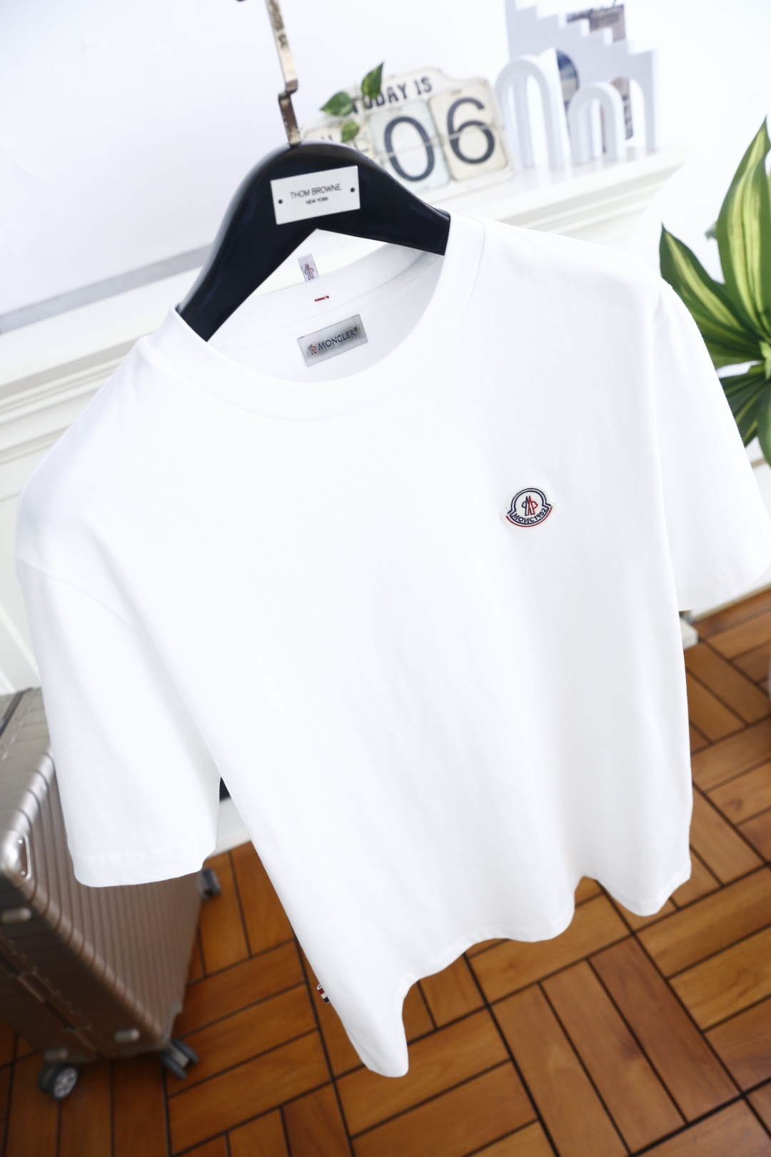 🔥蒙口.26夏季新品！时尚男士百搭短袖👍经典基础圆领短袖，领口做工规整不易变形，左胸点缀标志性圆形徽章贴