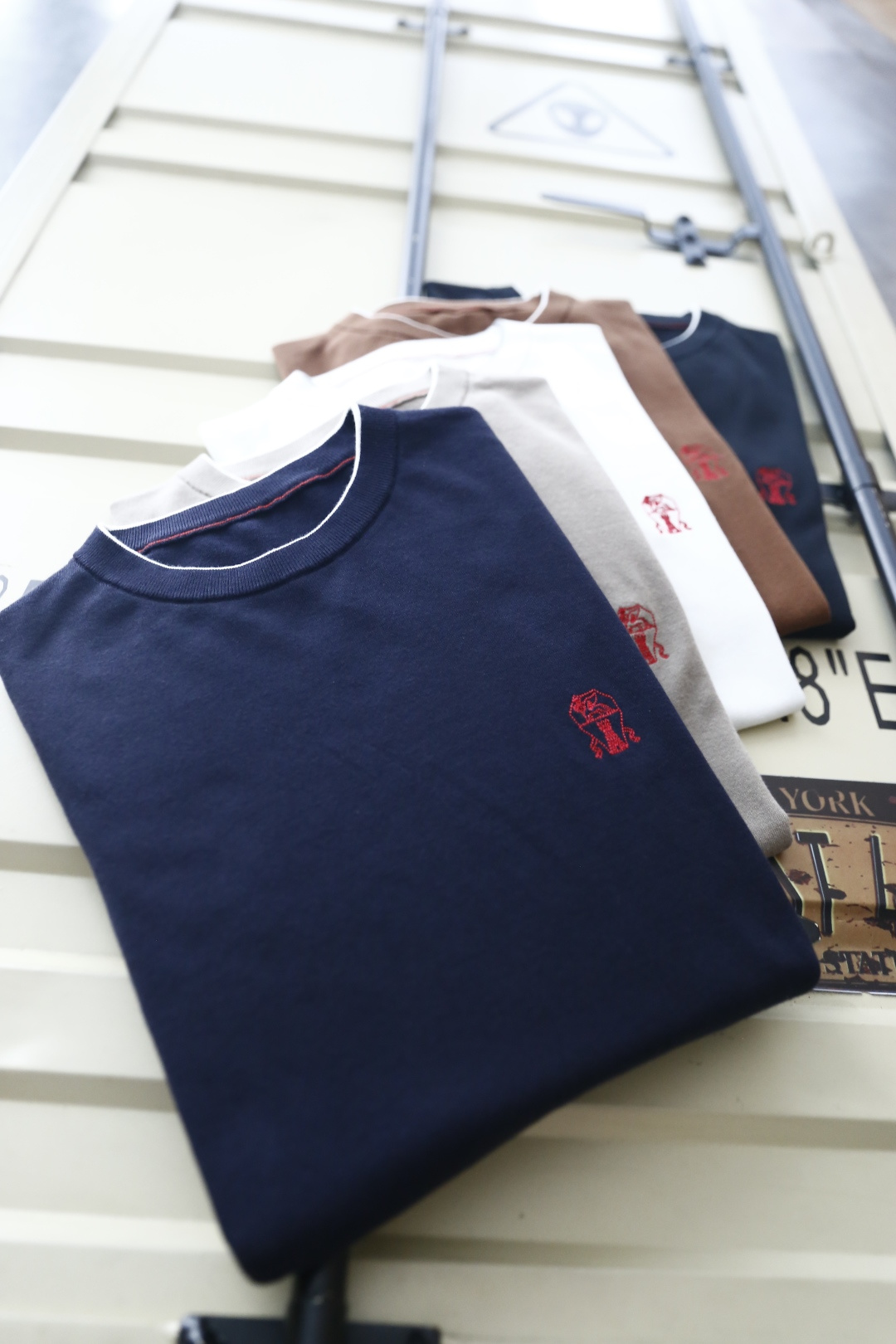 🔥BC.26夏季新品！时尚男士百搭针织圆领上衣，领口与袖口搭配细撞色包边增添层次感，左胸点缀小巧刺绣标识