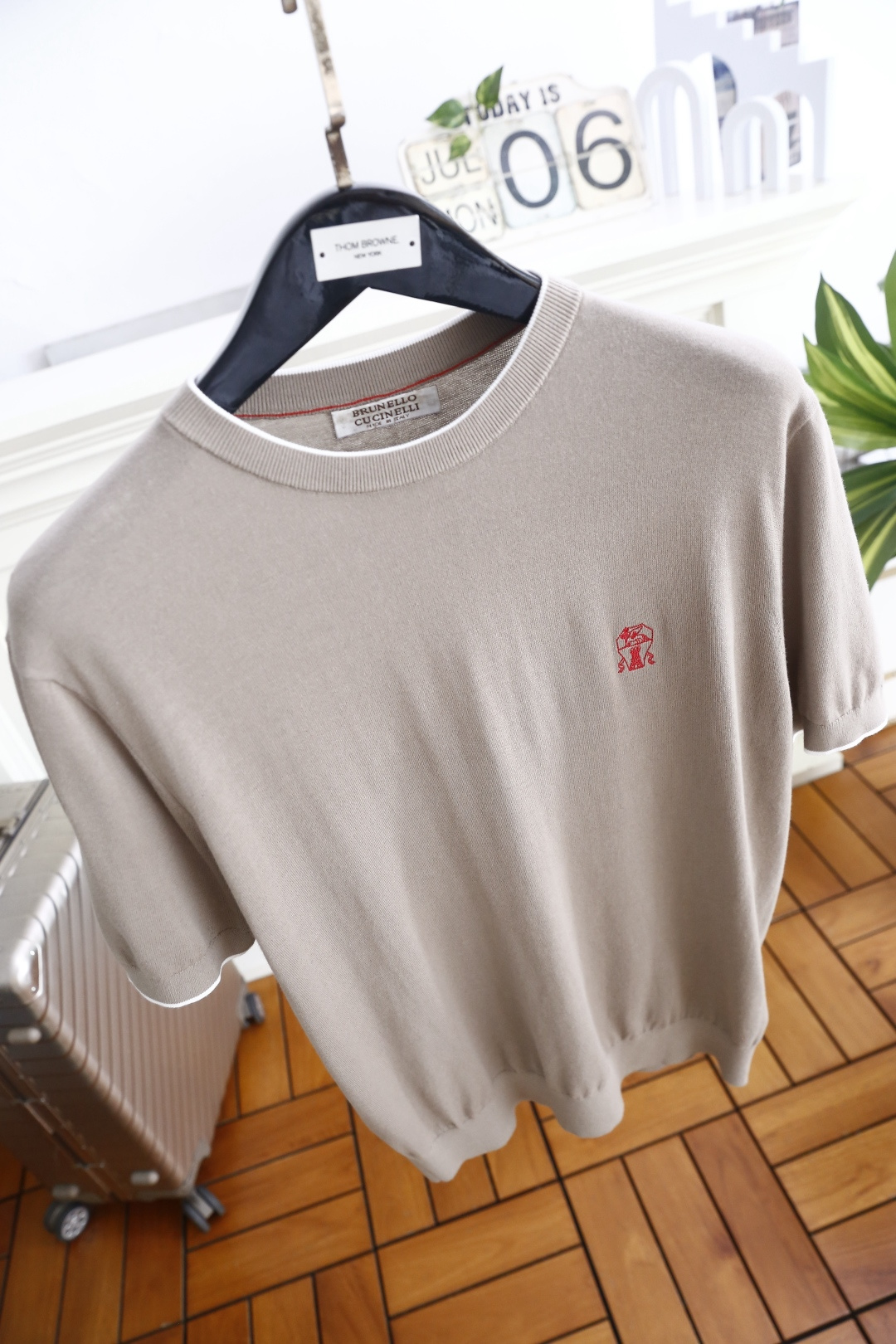 🔥BC.26夏季新品！时尚男士百搭针织圆领上衣，领口与袖口搭配细撞色包边增添层次感，左胸点缀小巧刺绣标识