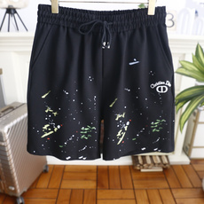 🔥迪奥.26夏季新品!时尚男士百搭松紧抽绳腰头五分休闲短裤,侧边设有实用插袋,裤身布满艺术泼墨装饰,侧边 🔥迪奥.26夏季新品!时尚男士百搭松紧抽绳腰头五分休闲短裤,侧边设有实用插袋,裤身布满艺术泼墨装饰,侧边