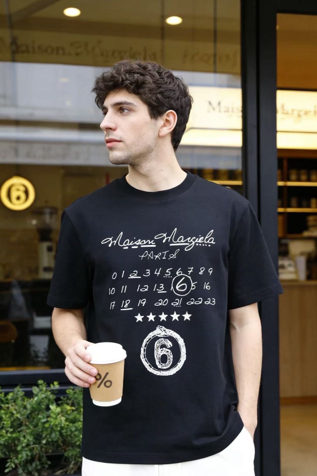 🔥马丁马吉拉.26夏季新品！时尚男士百搭短袖👍经典圆领短袖版型，领口做贴合剪裁不易变形，衣身正面印有手写