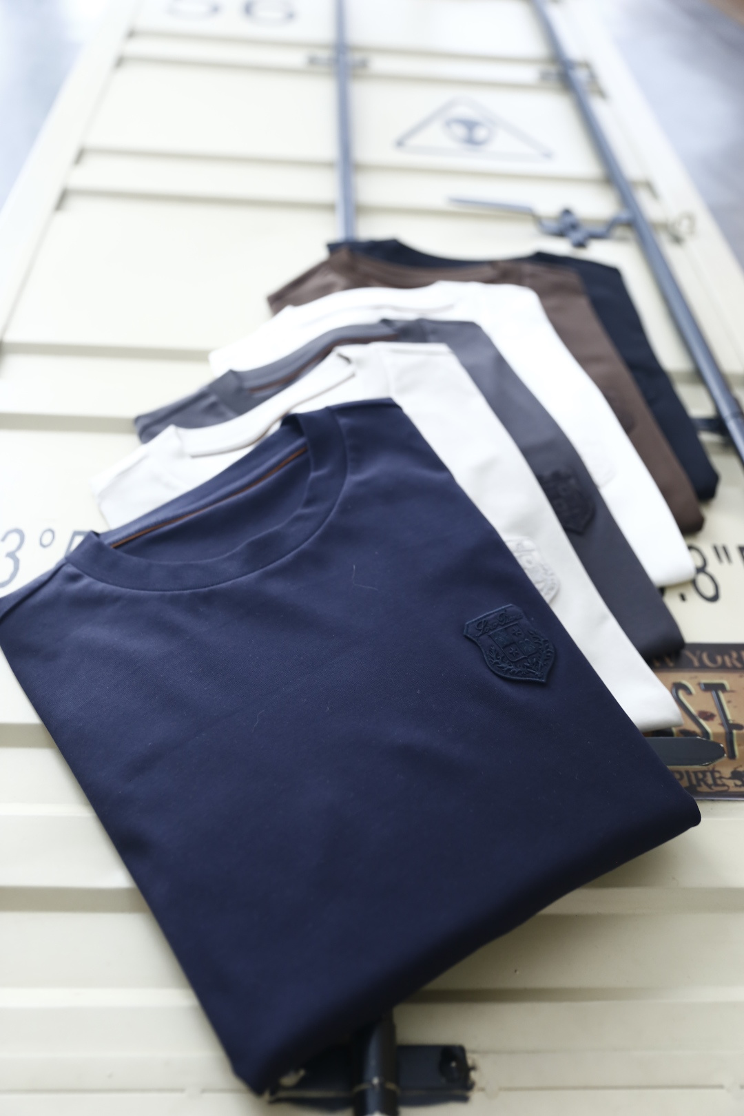 🔥Loro piana.26夏季新品！时尚男士百搭短袖👍经典基础圆领短袖，领口做规整包边处理，袖口剪裁利