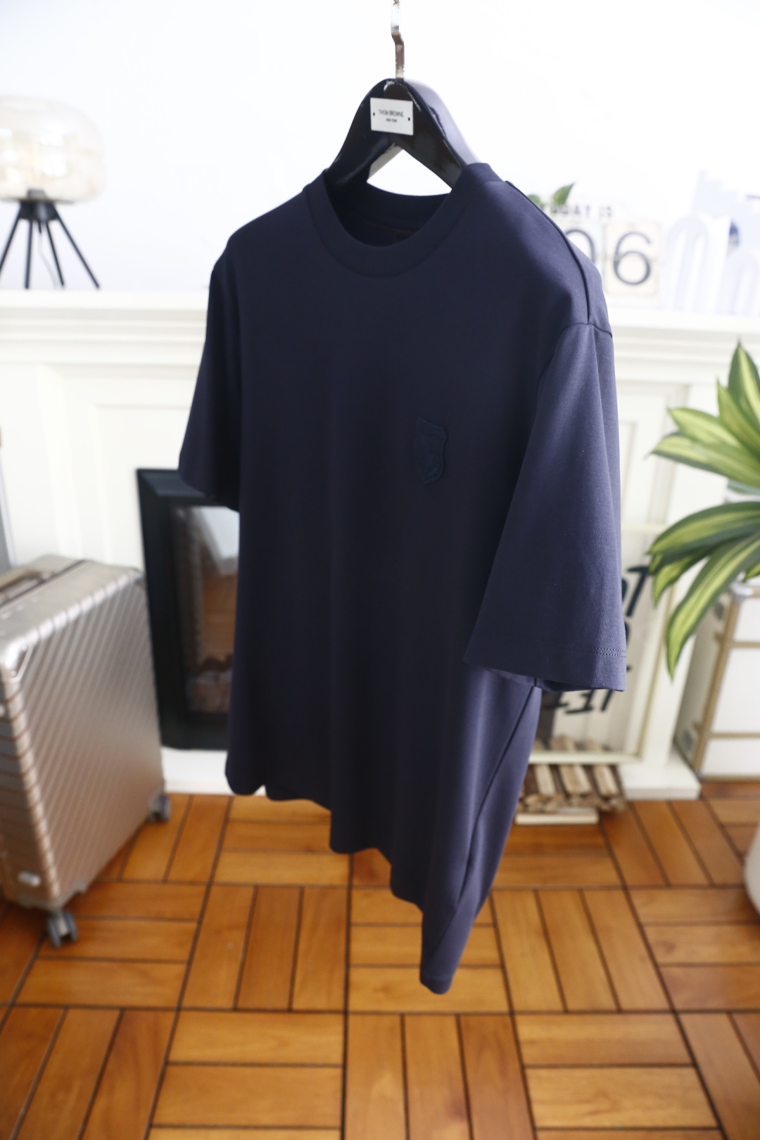 🔥Loro piana.26夏季新品！时尚男士百搭短袖👍经典基础圆领短袖，领口做规整包边处理，袖口剪裁利