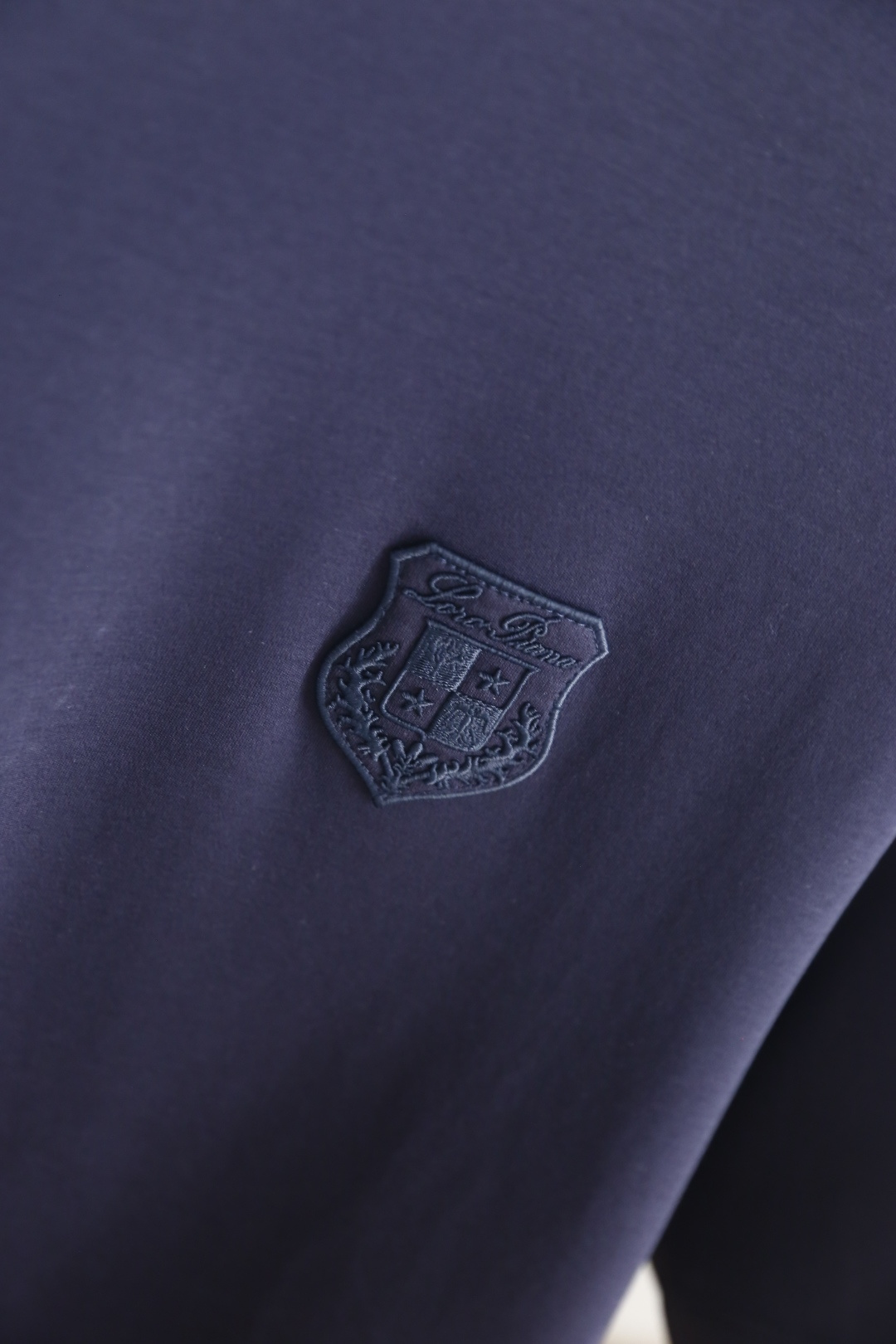 🔥Loro piana.26夏季新品！时尚男士百搭短袖👍经典基础圆领短袖，领口做规整包边处理，袖口剪裁利