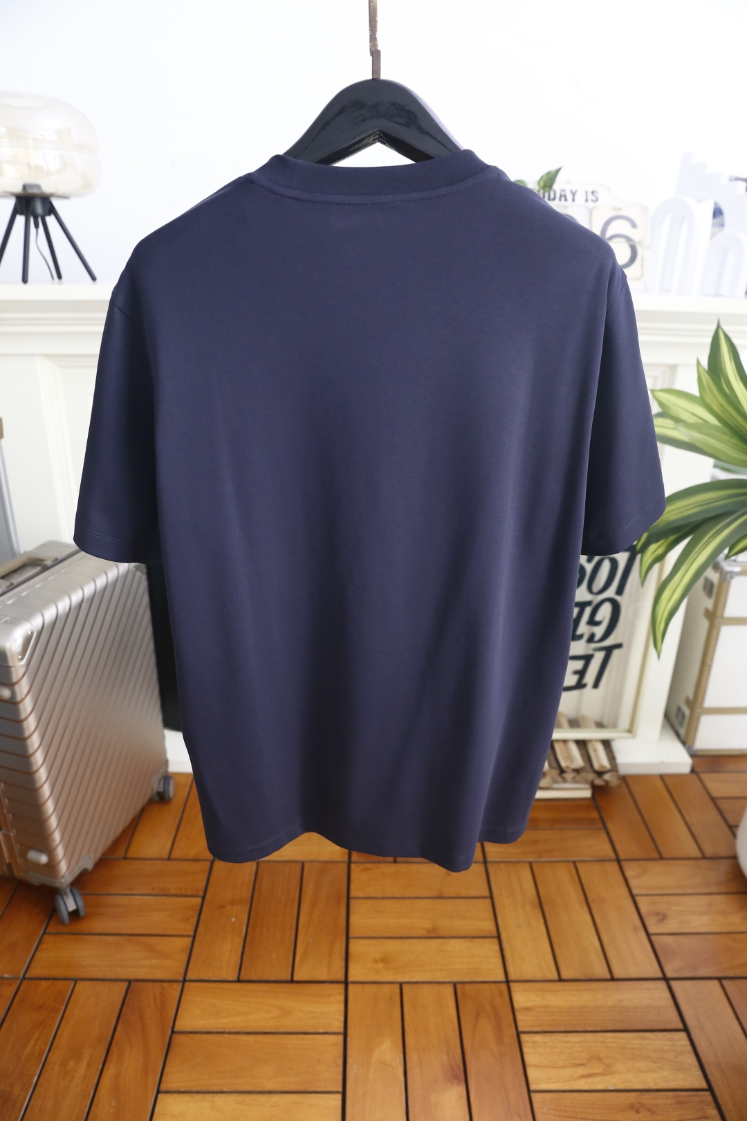 🔥Loro piana.26夏季新品！时尚男士百搭短袖👍经典基础圆领短袖，领口做规整包边处理，袖口剪裁利