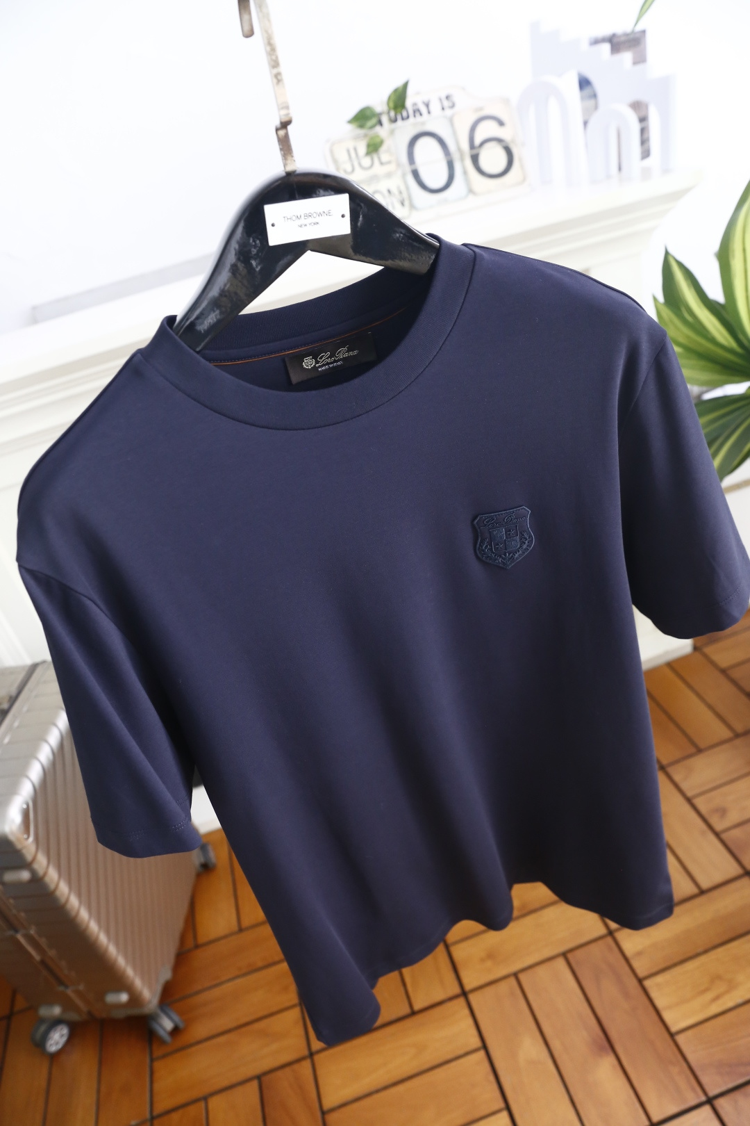🔥Loro piana.26夏季新品！时尚男士百搭短袖👍经典基础圆领短袖，领口做规整包边处理，袖口剪裁利