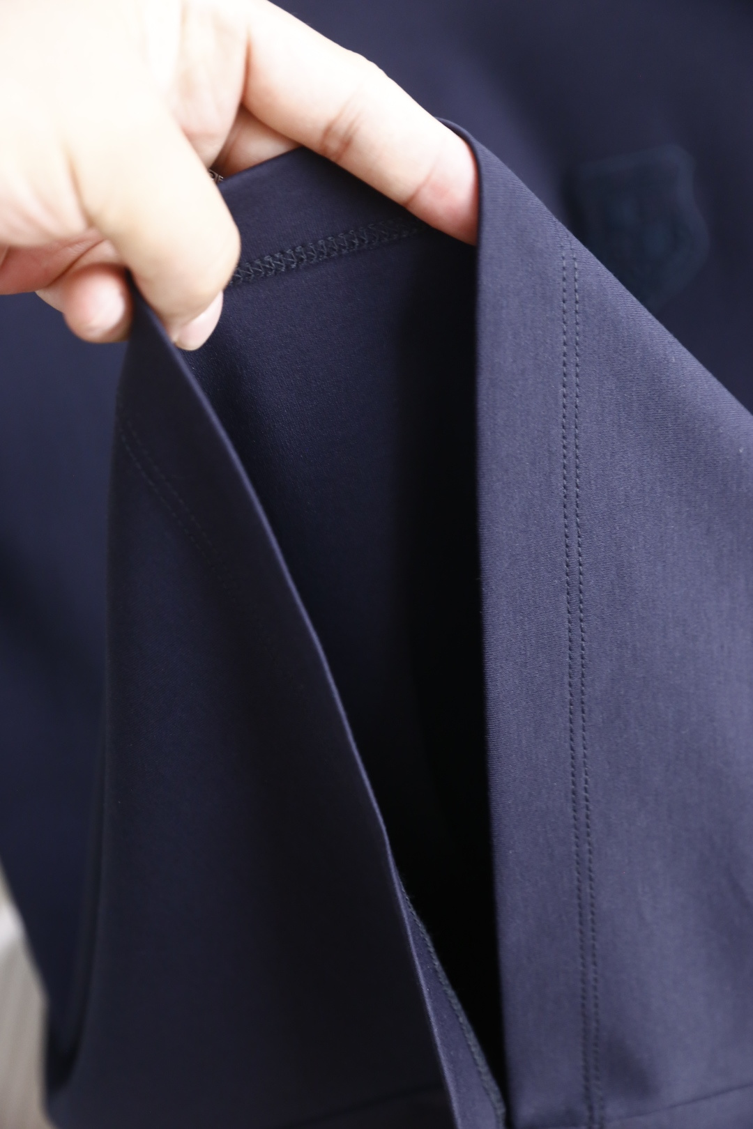 🔥Loro piana.26夏季新品！时尚男士百搭短袖👍经典基础圆领短袖，领口做规整包边处理，袖口剪裁利