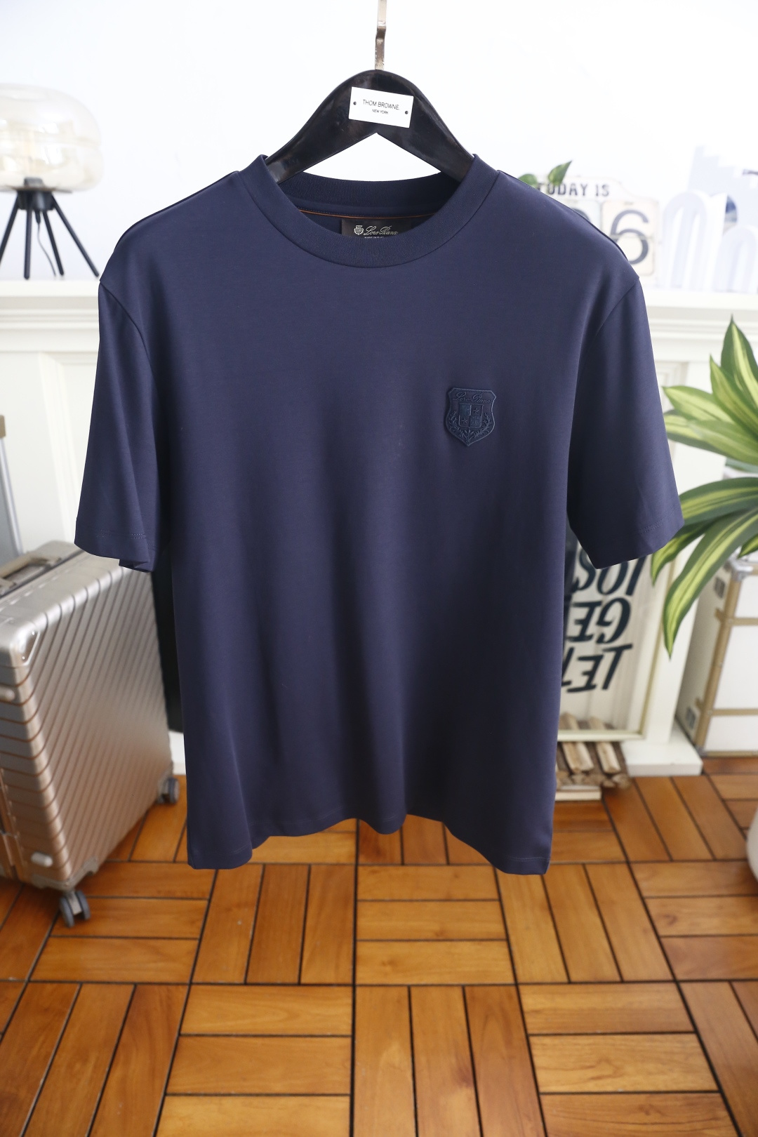 🔥Loro piana.26夏季新品！时尚男士百搭短袖👍经典基础圆领短袖，领口做规整包边处理，袖口剪裁利