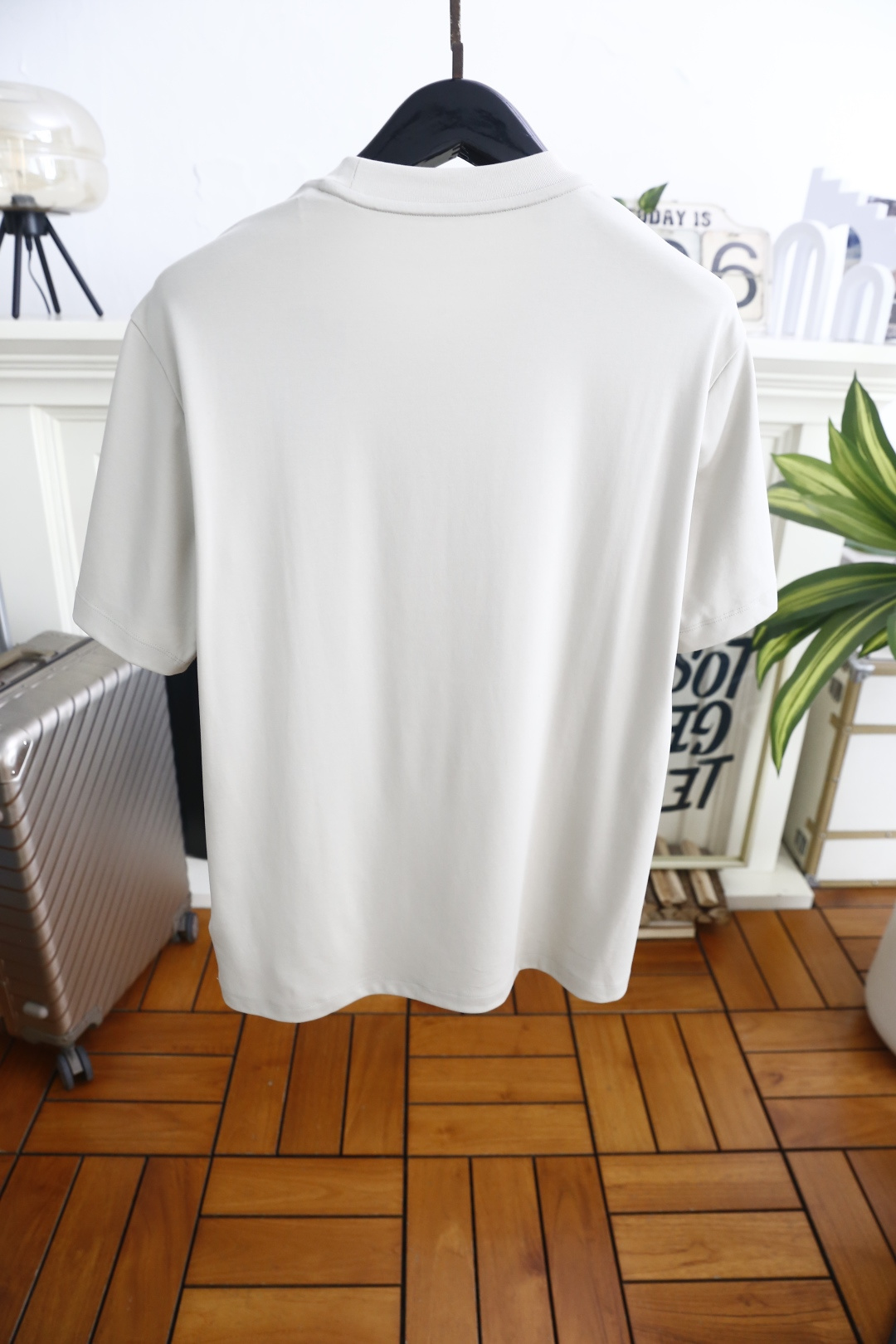 🔥Loro piana.26夏季新品！时尚男士百搭短袖👍经典基础圆领短袖，领口做规整包边处理，袖口剪裁利