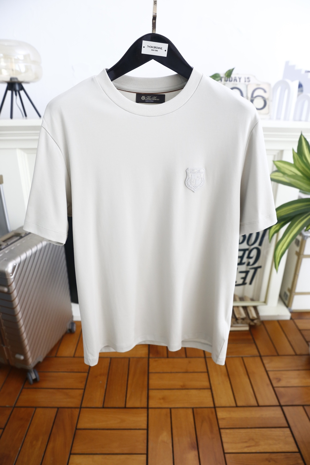 🔥Loro piana.26夏季新品！时尚男士百搭短袖👍经典基础圆领短袖，领口做规整包边处理，袖口剪裁利