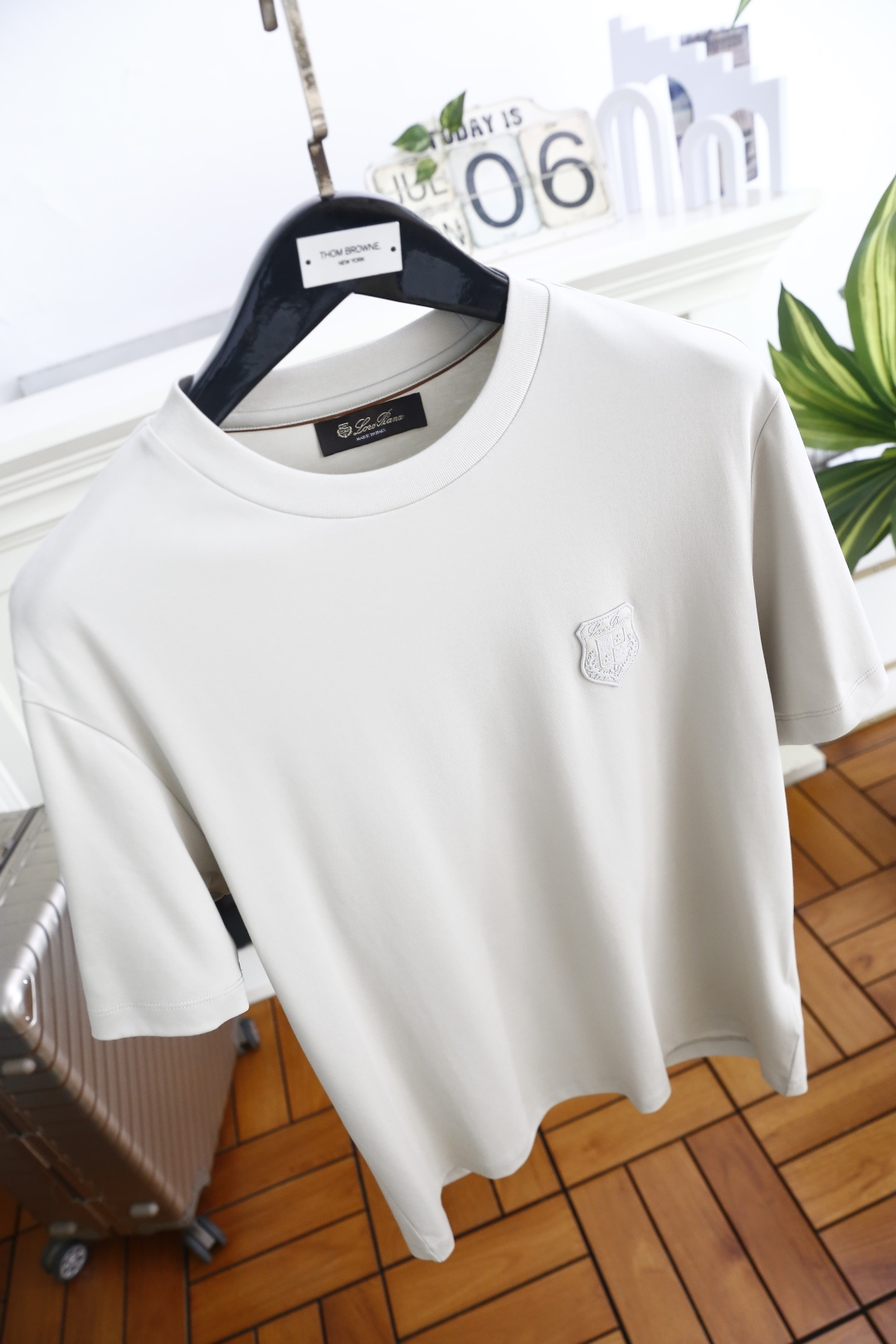 🔥Loro piana.26夏季新品！时尚男士百搭短袖👍经典基础圆领短袖，领口做规整包边处理，袖口剪裁利