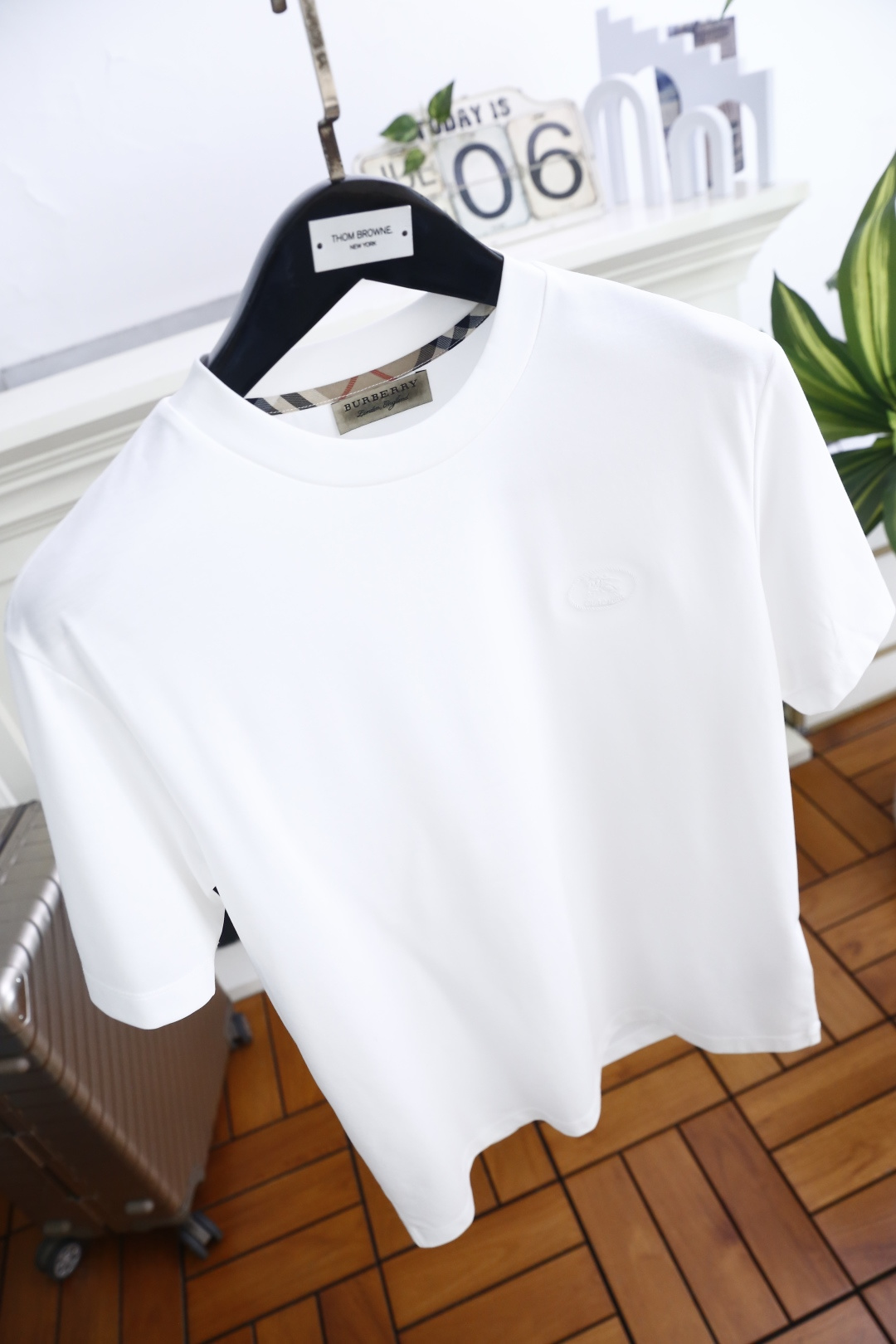🔥巴宝丽.26夏季新品！时尚男士经典圆领短袖👍领口内侧带有别致的细节设计，胸口处点缀精致的刺绣徽标，整体